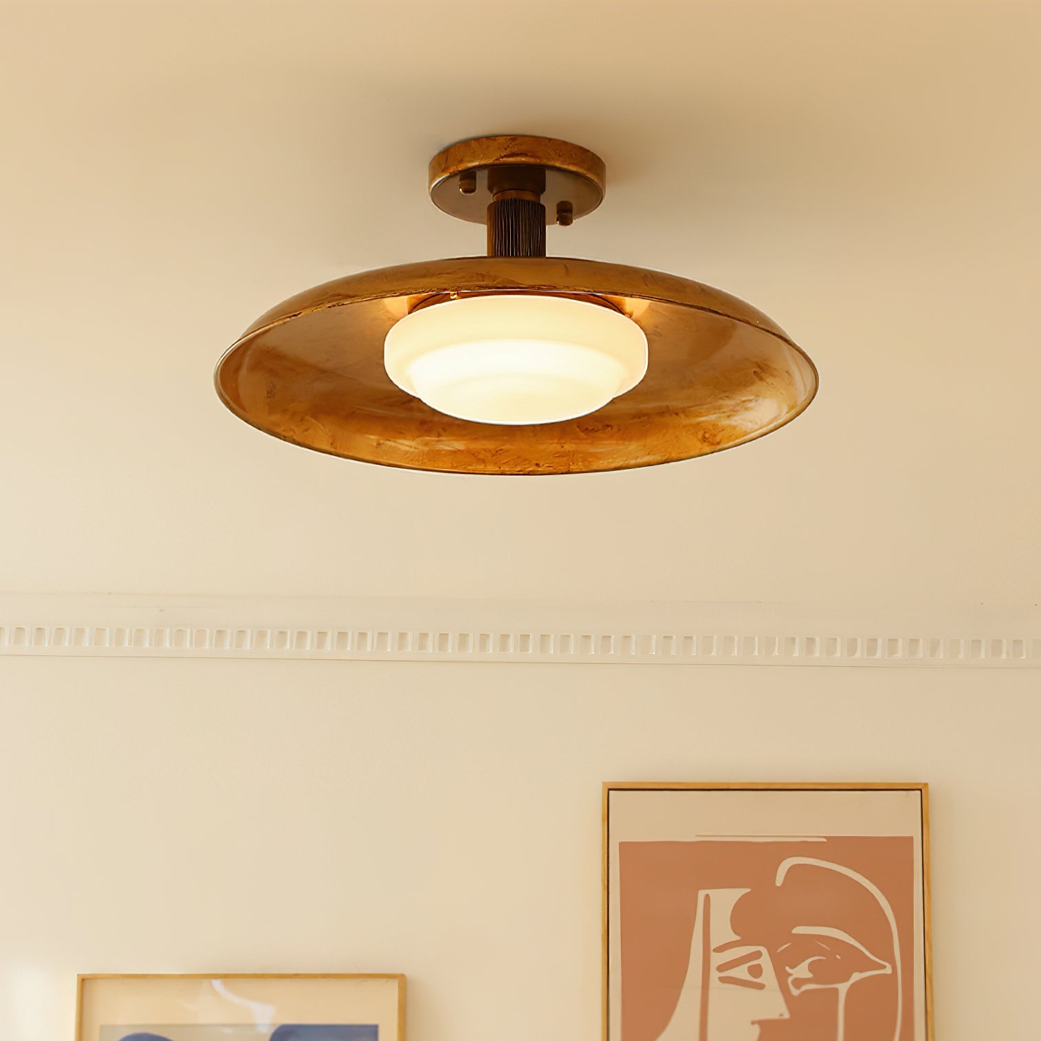 Plafondlamp met handgeblazen glazen kap en gestructureerde metalen rozet – warm sfeerlicht voor woonkamer, slaapkamer en entree | Sansoti