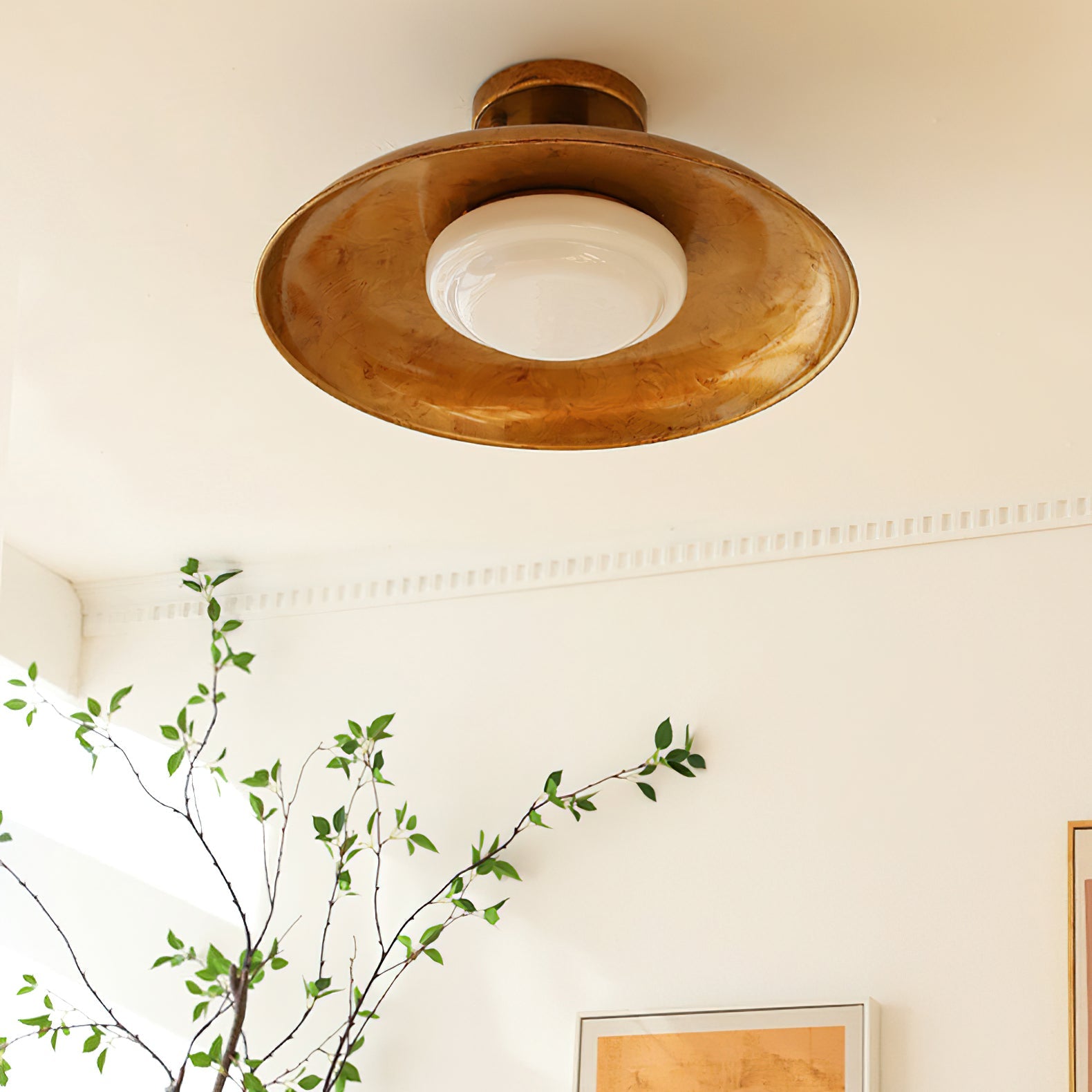 Plafondlamp met handgeblazen glazen kap en gestructureerde metalen rozet – warm sfeerlicht voor woonkamer, slaapkamer en entree | Sansoti