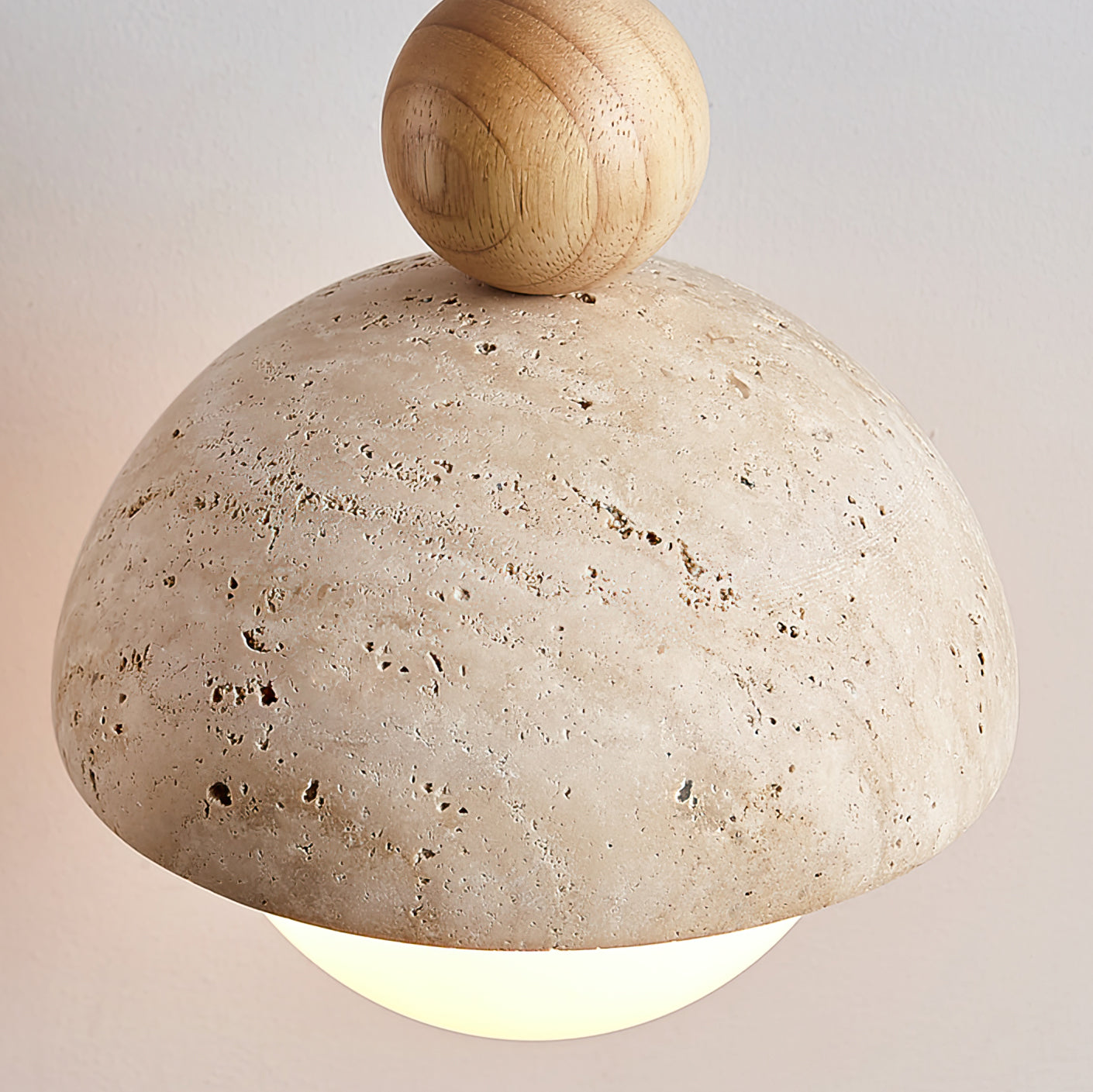 Design Pendelleuchte aus Travertin und Glas – Moderne Beleuchtung mit warmem Licht | Restfield