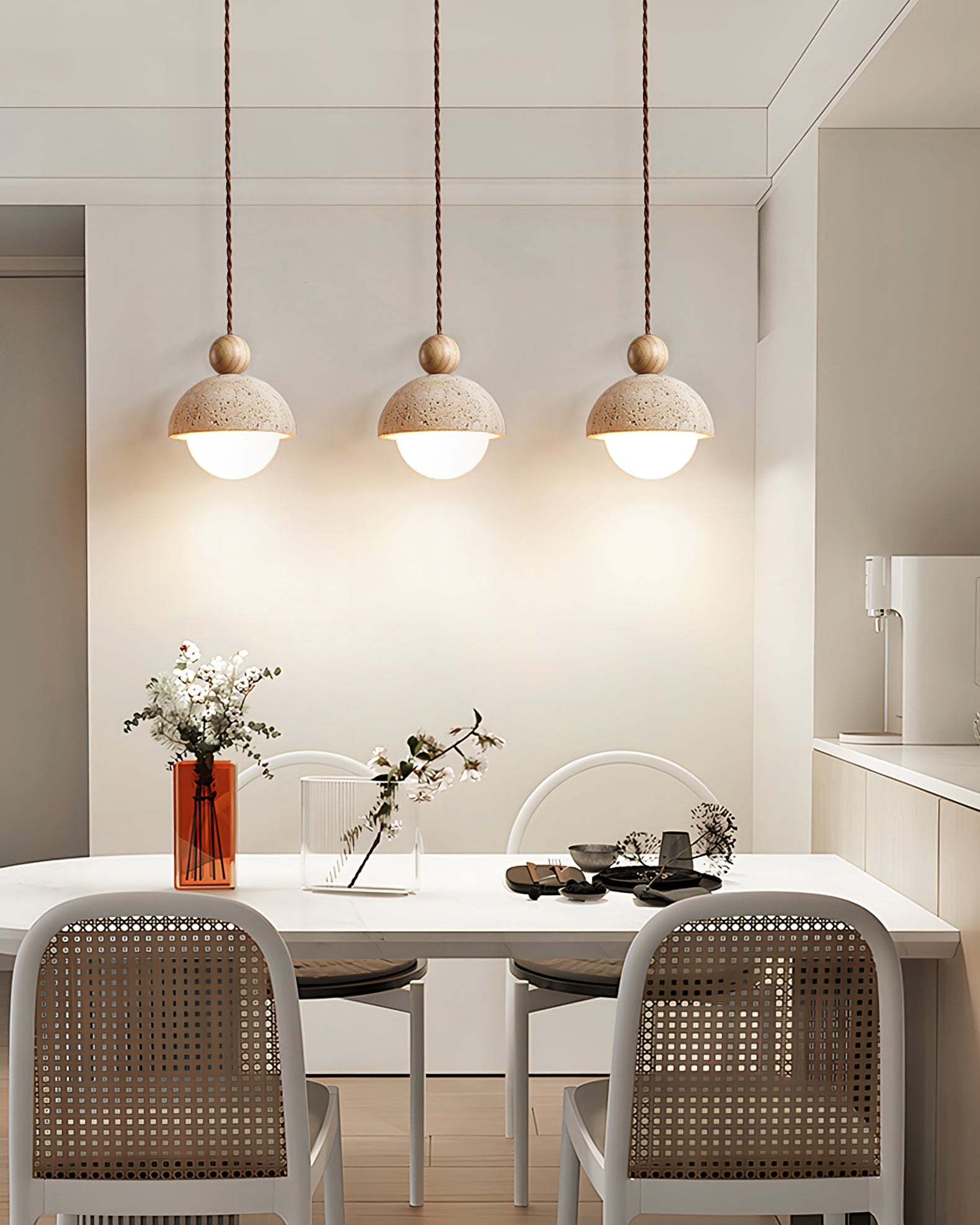 Design Pendelleuchte aus Travertin und Glas – Moderne Beleuchtung mit warmem Licht | Restfield