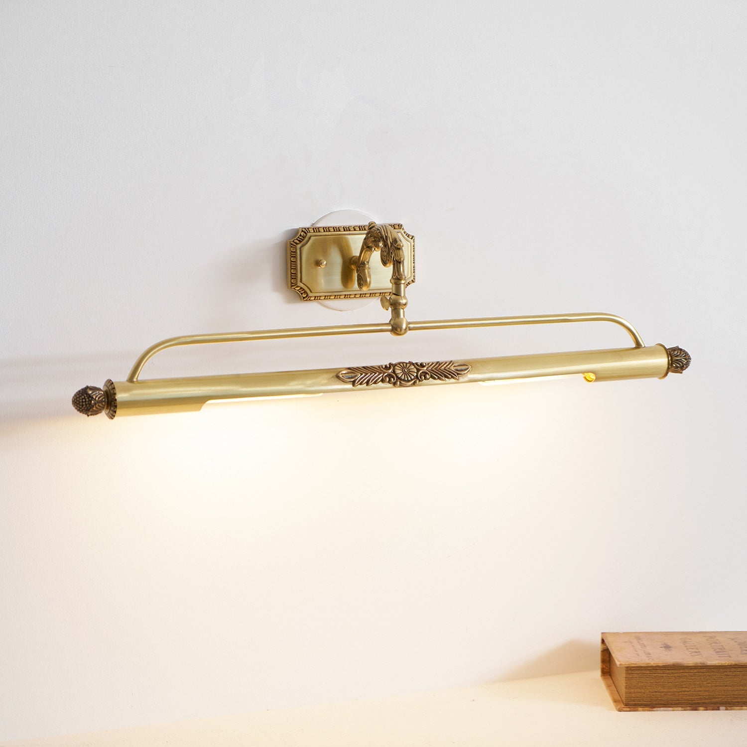 Messing Schilderij Wandlamp met Geïntegreerde Verlichting – Luxe Galerijverlichting in Antiek Messing | Sansoti