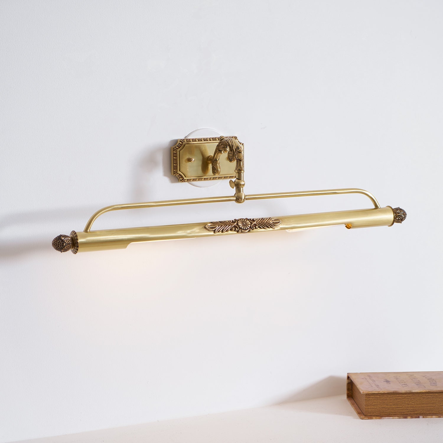 Messing Schilderij Wandlamp met Geïntegreerde Verlichting – Luxe Galerijverlichting in Antiek Messing | Sansoti