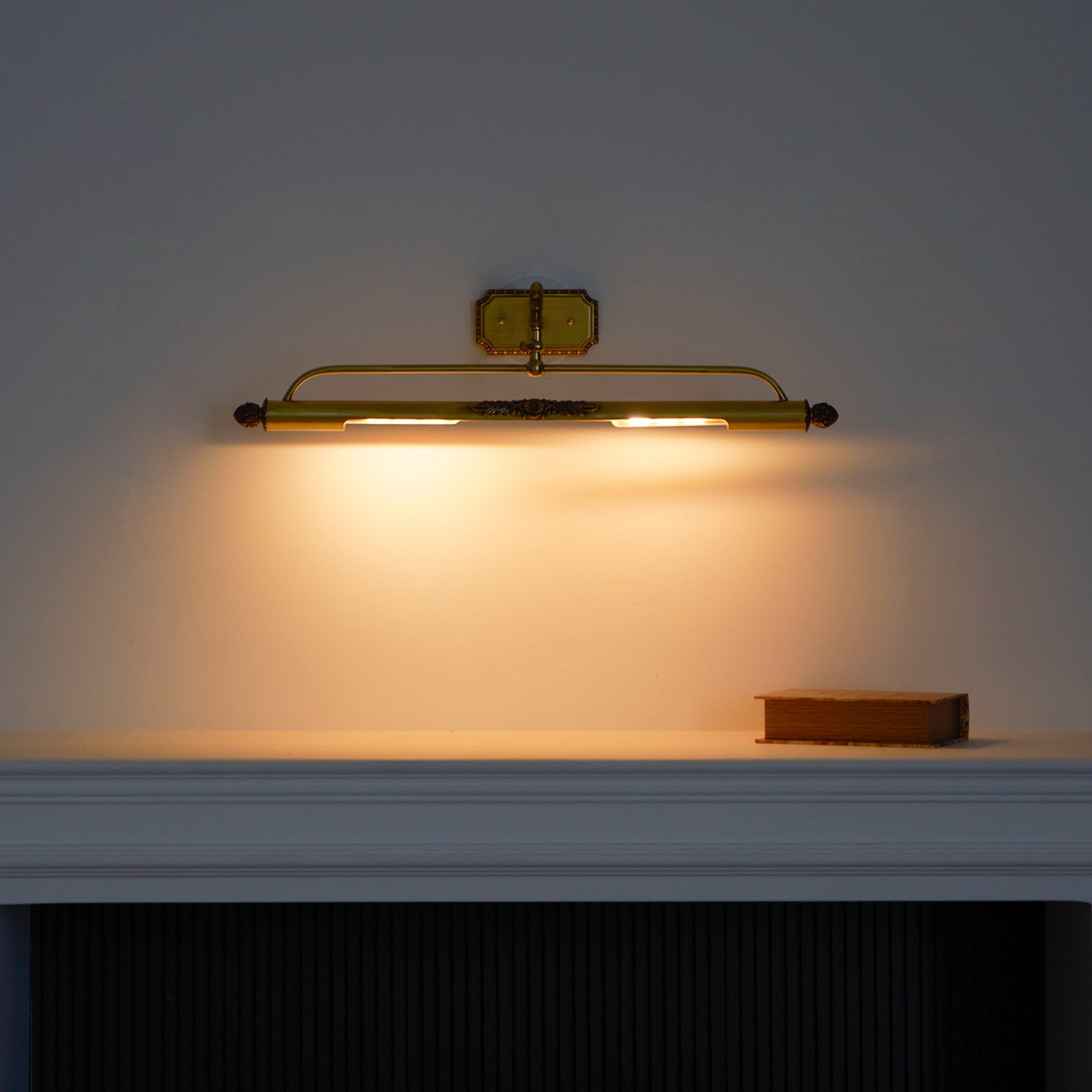 Messing Schilderij Wandlamp met Geïntegreerde Verlichting – Luxe Galerijverlichting in Antiek Messing | Sansoti