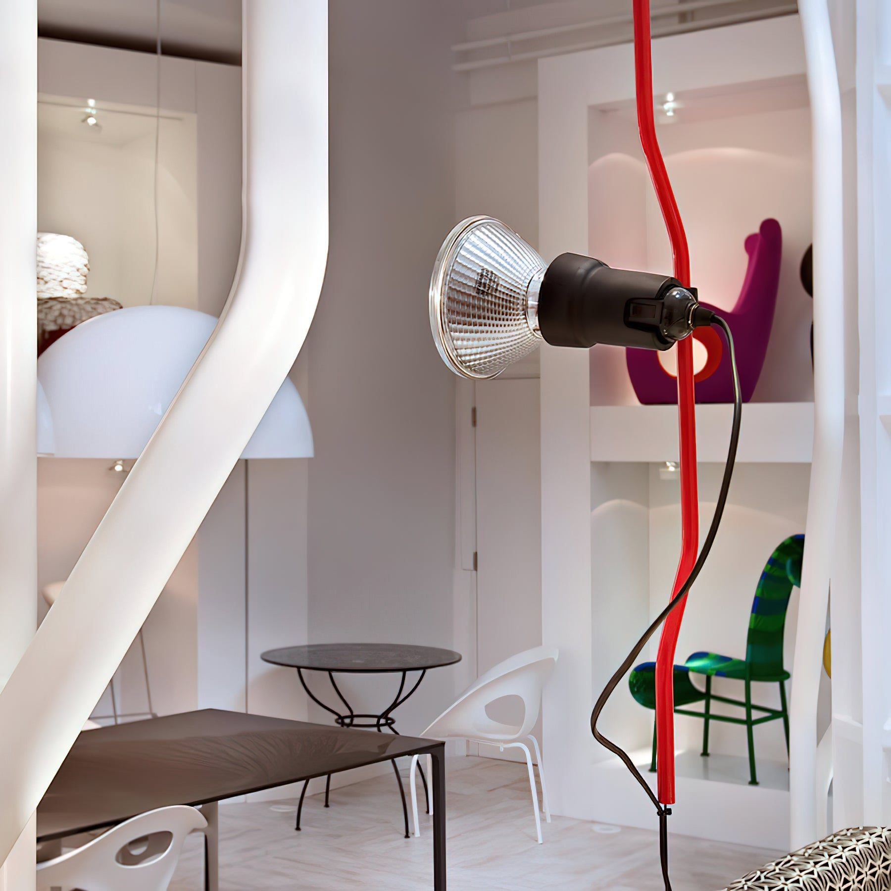 In Hoogte Verstelbare Hanglamp met Metalen Buiskap – Zwart/Wit/Rood | Sansoti