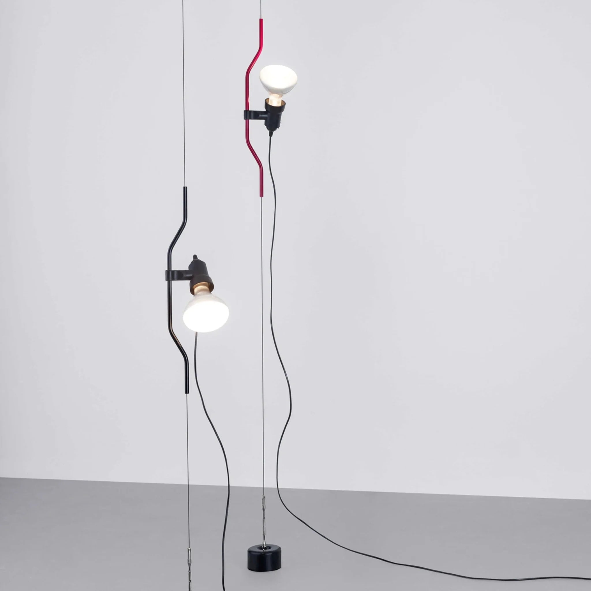 In Hoogte Verstelbare Hanglamp met Metalen Buiskap – Zwart/Wit/Rood | Sansoti