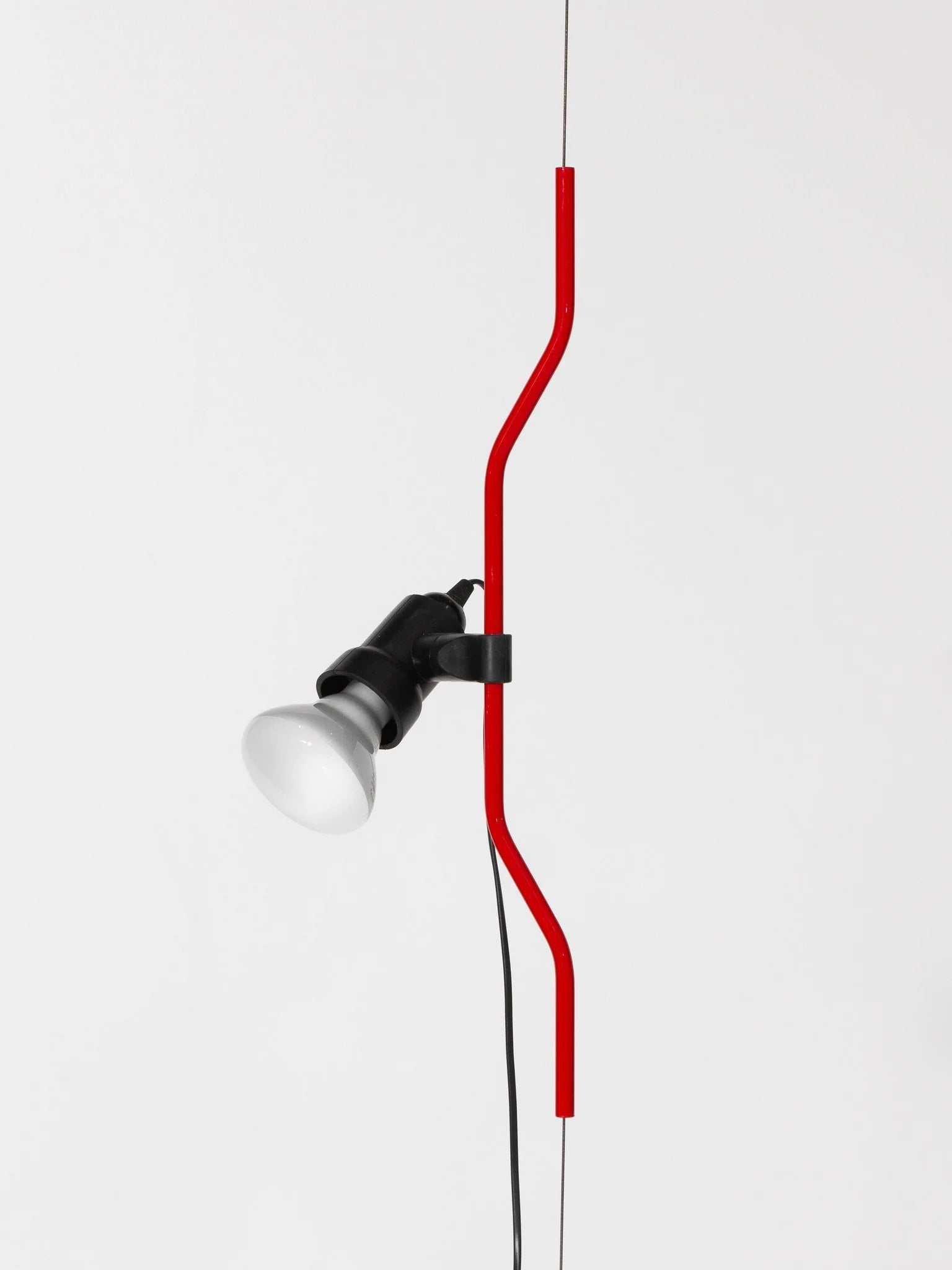 In Hoogte Verstelbare Hanglamp met Metalen Buiskap – Zwart/Wit/Rood | Sansoti