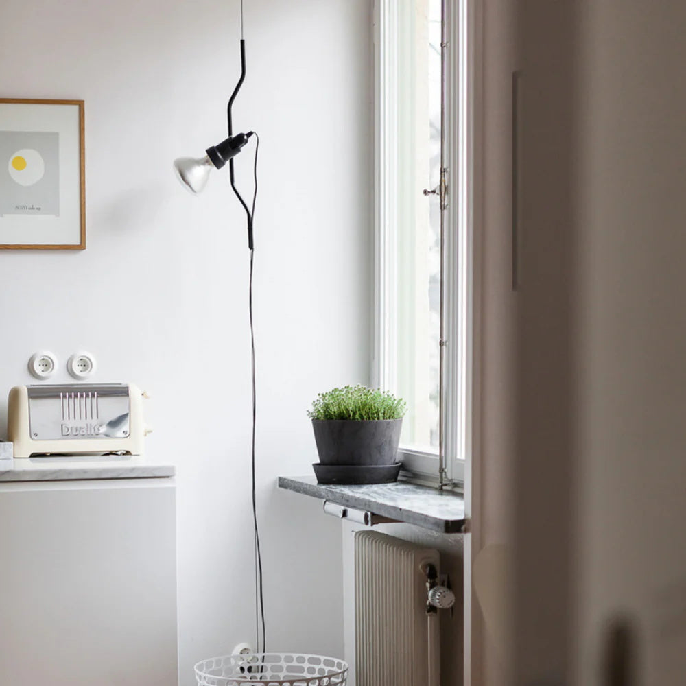 In Hoogte Verstelbare Hanglamp met Metalen Buiskap – Zwart/Wit/Rood | Sansoti