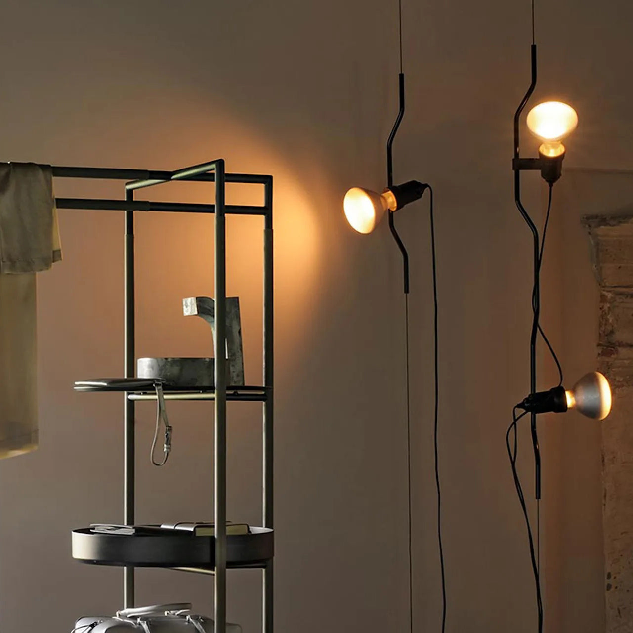 In Hoogte Verstelbare Hanglamp met Metalen Buiskap – Zwart/Wit/Rood | Sansoti