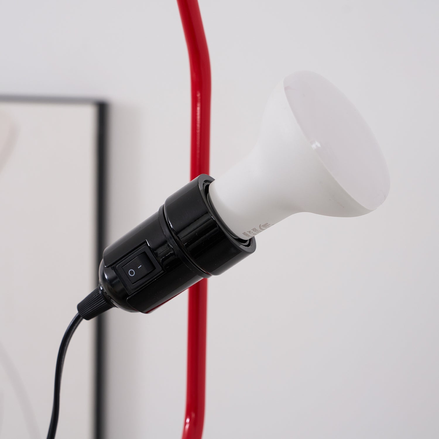 In Hoogte Verstelbare Hanglamp met Metalen Buiskap – Zwart/Wit/Rood | Sansoti