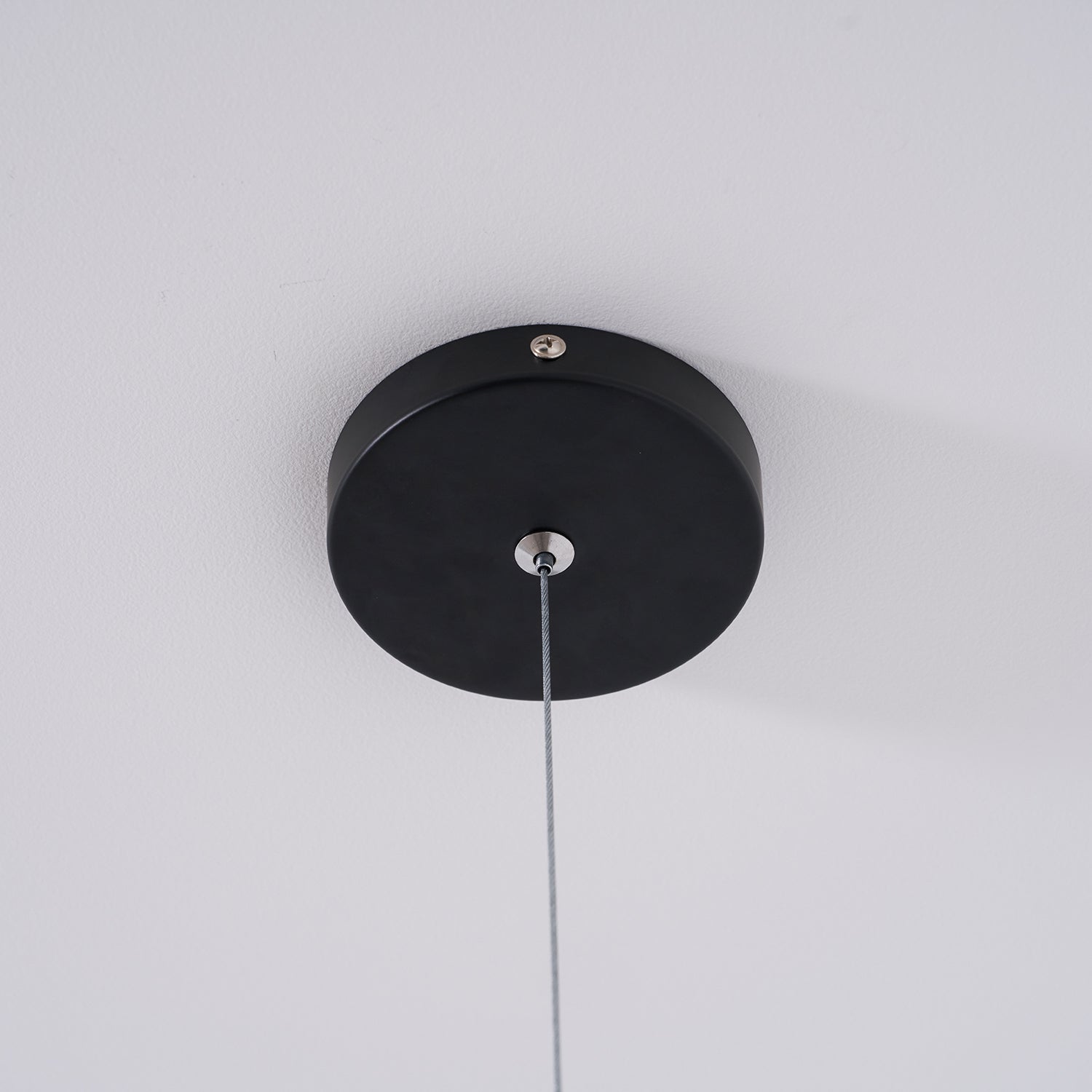 In Hoogte Verstelbare Hanglamp met Metalen Buiskap – Zwart/Wit/Rood | Sansoti