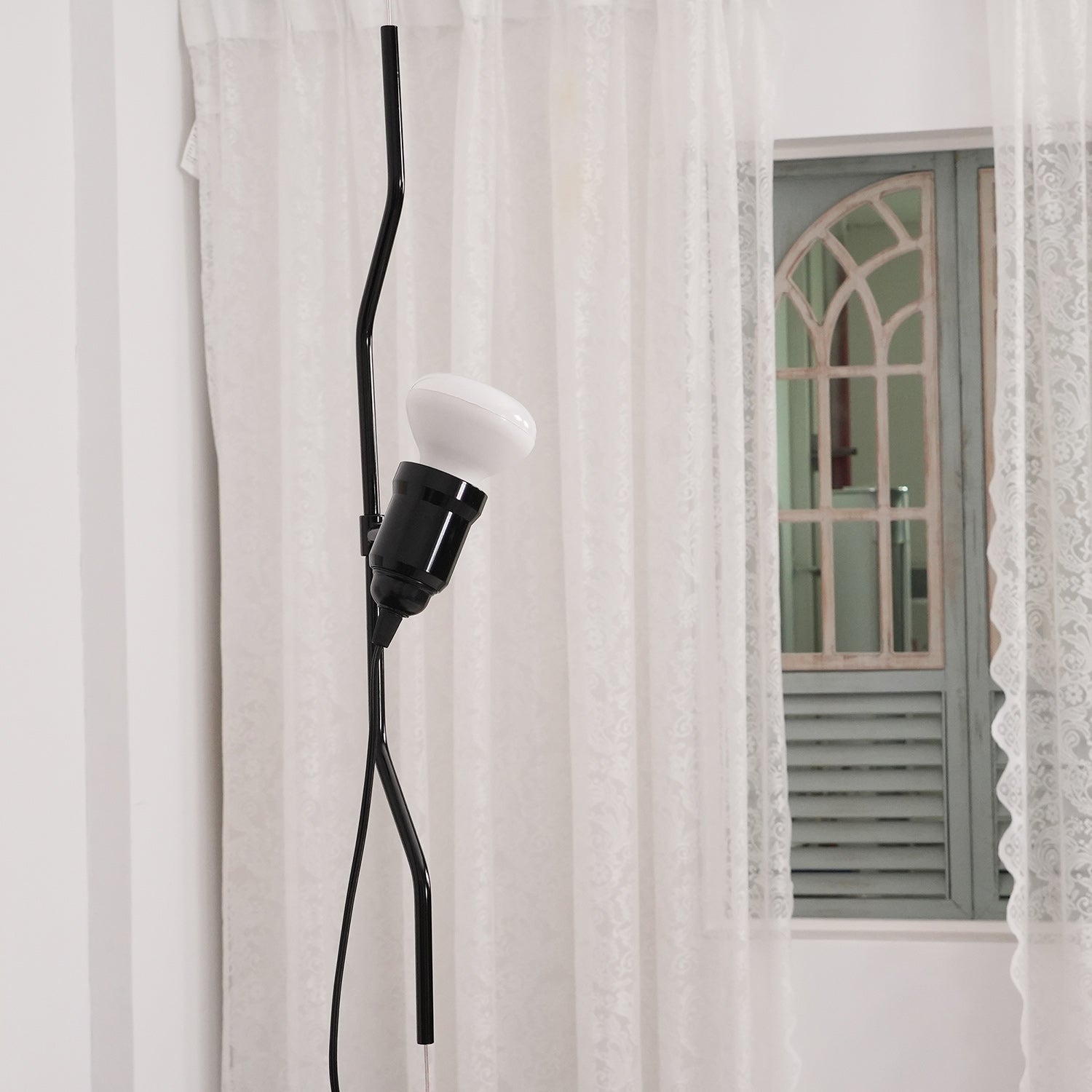 In Hoogte Verstelbare Hanglamp met Metalen Buiskap – Zwart/Wit/Rood | Sansoti