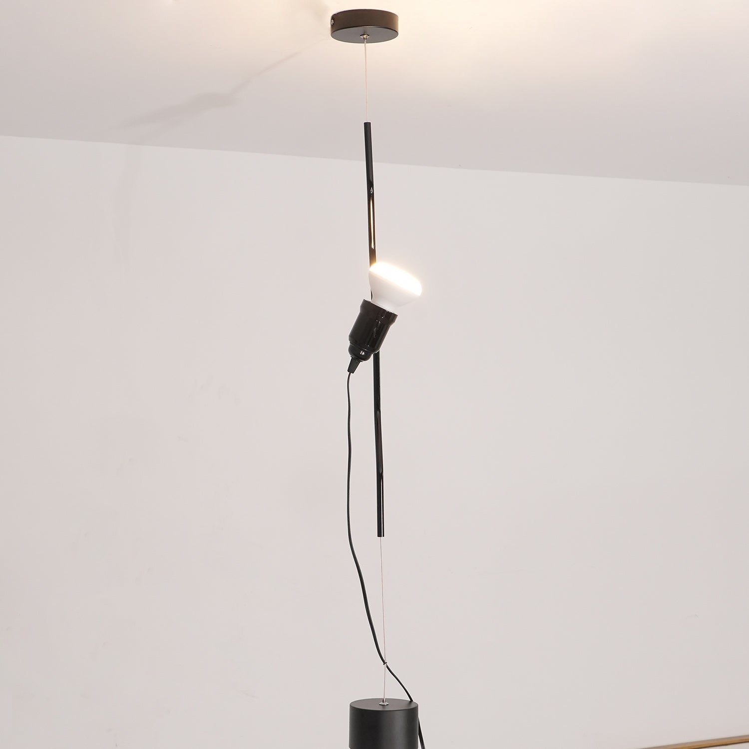 In Hoogte Verstelbare Hanglamp met Metalen Buiskap – Zwart/Wit/Rood | Sansoti