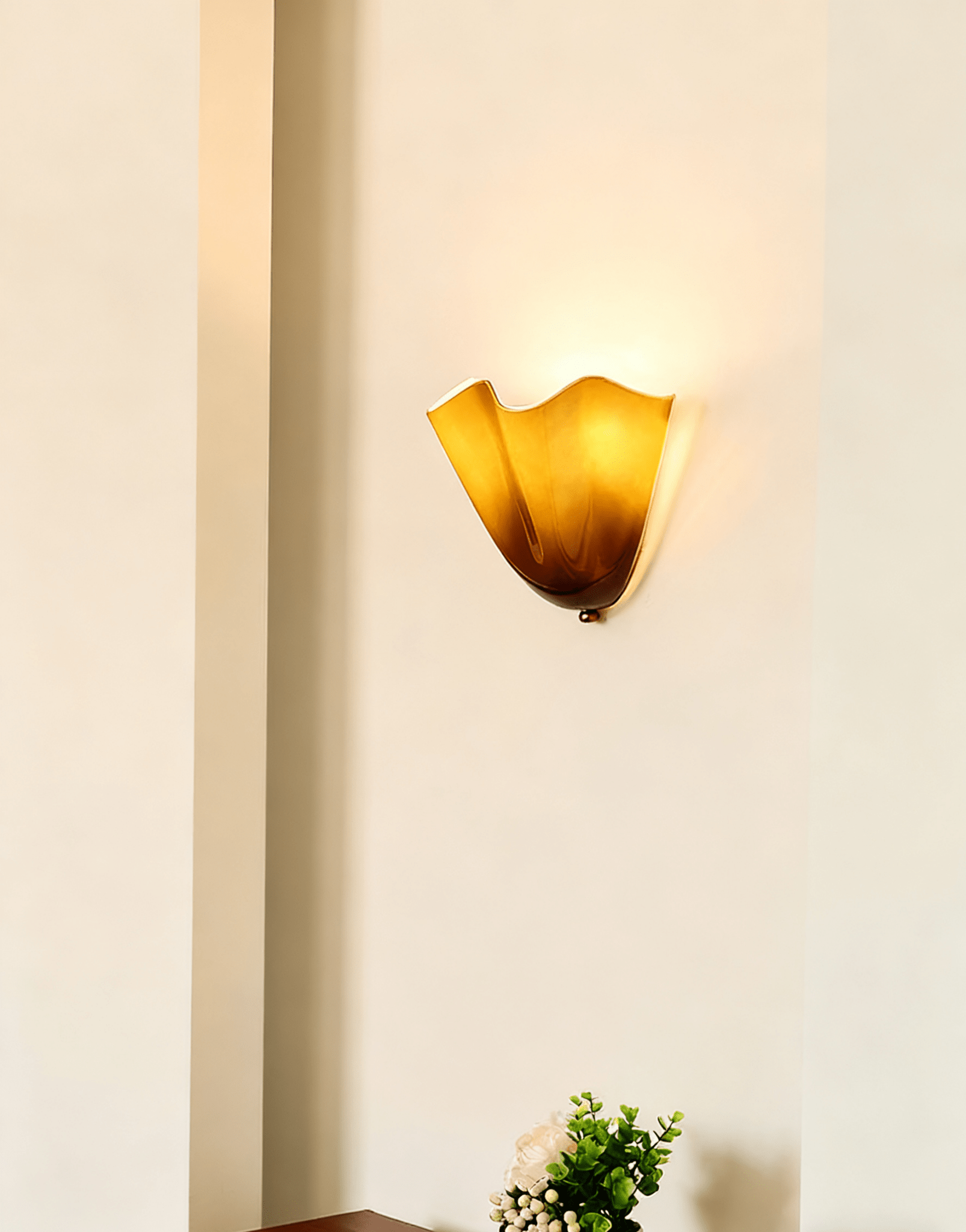 Petalia Wandlamp — Sculptural Petal-Geïnspireerde Glazen Wandverlichting met G9 Fitting en Hardwired Installatie (28 × 25 × 13 cm) | Sansoti