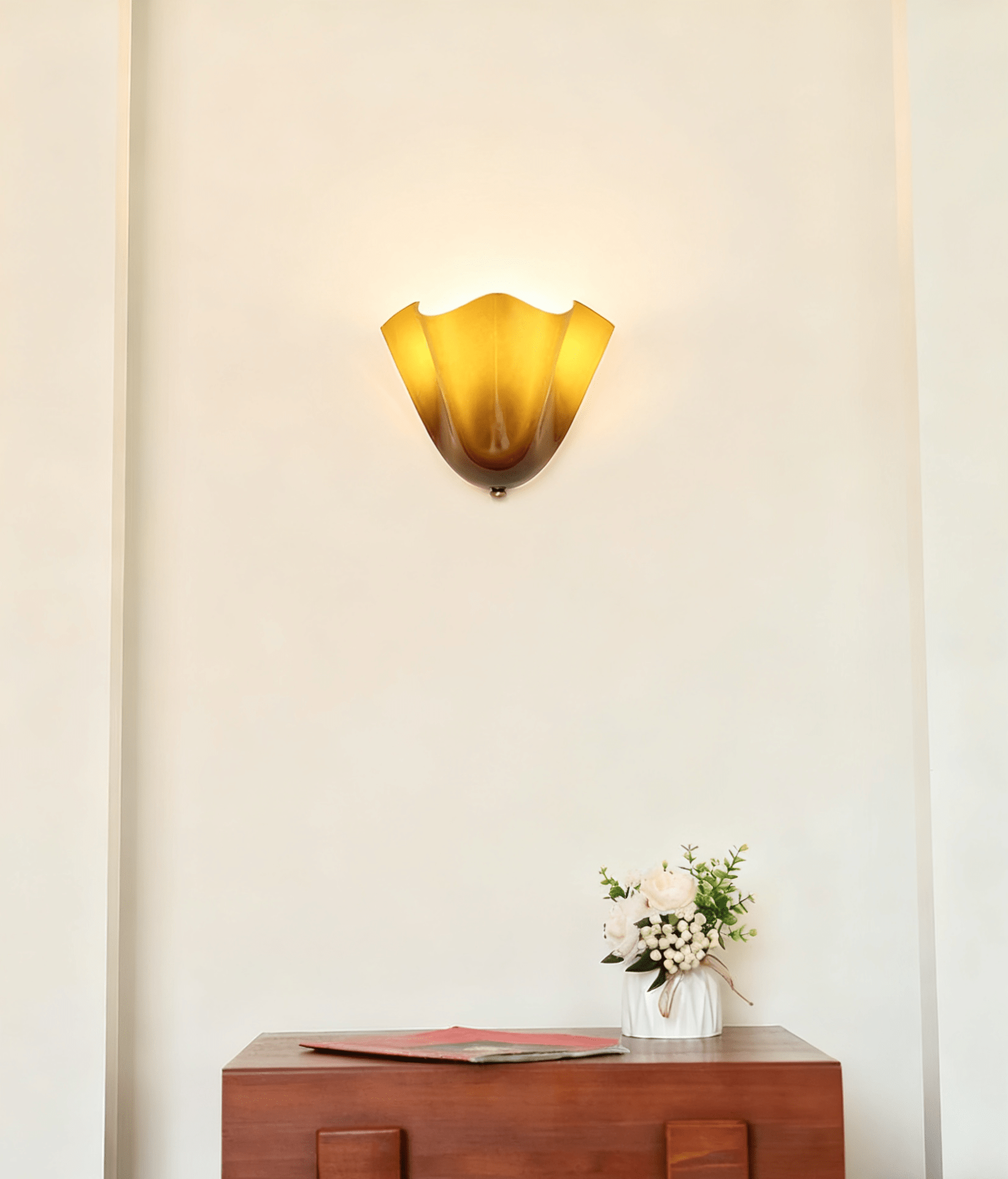 Petalia Wandlamp — Sculptural Petal-Geïnspireerde Glazen Wandverlichting met G9 Fitting en Hardwired Installatie (28 × 25 × 13 cm) | Sansoti