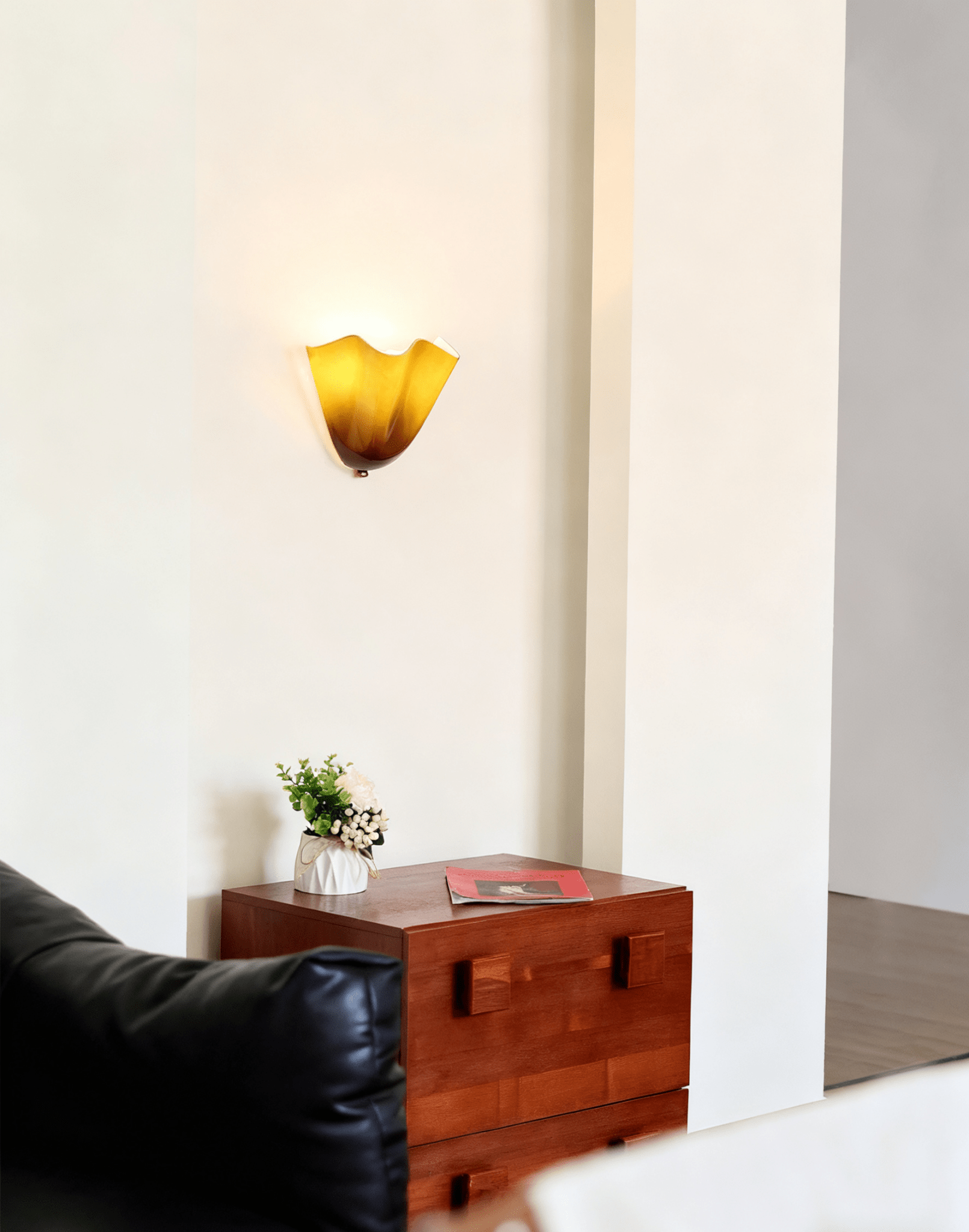 Petalia Wandlamp — Sculptural Petal-Geïnspireerde Glazen Wandverlichting met G9 Fitting en Hardwired Installatie (28 × 25 × 13 cm) | Sansoti