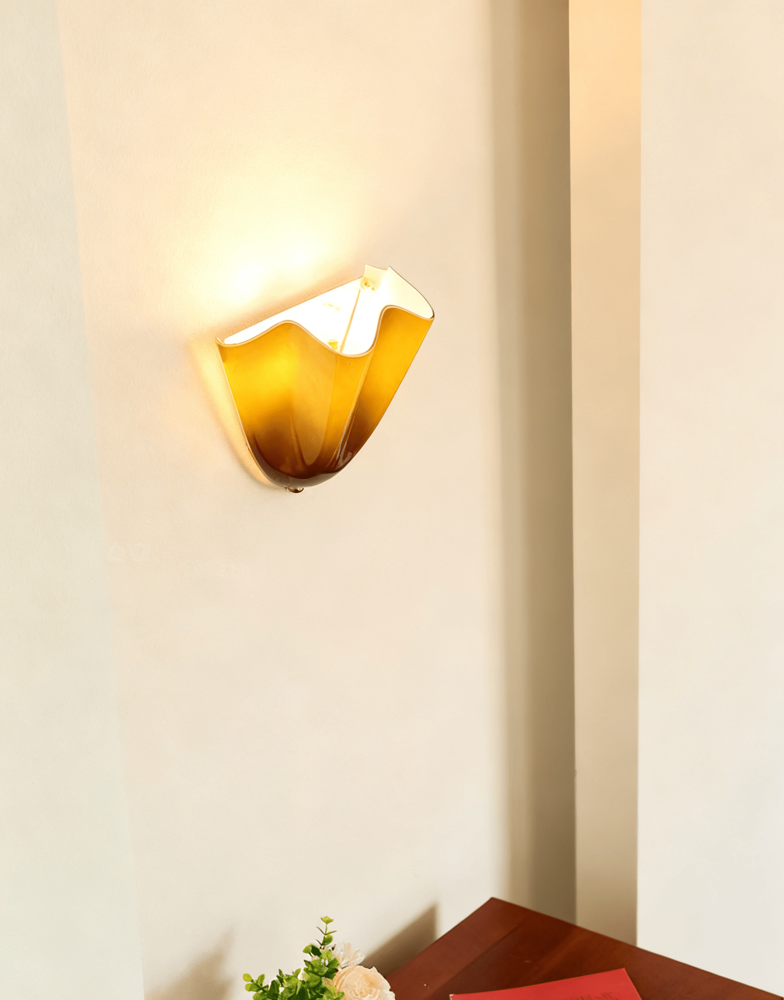 Petalia Wandlamp — Sculptural Petal-Geïnspireerde Glazen Wandverlichting met G9 Fitting en Hardwired Installatie (28 × 25 × 13 cm) | Sansoti