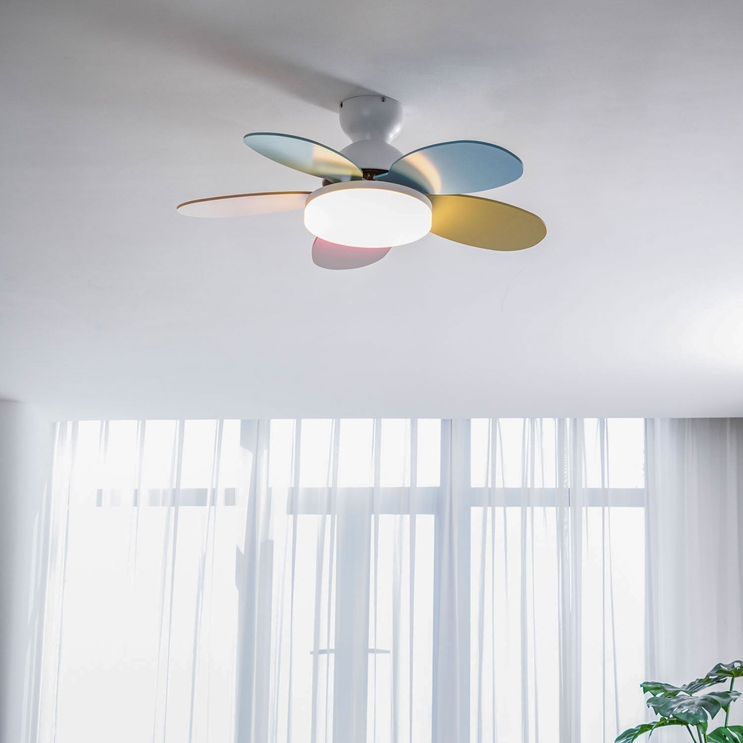 Liora Plafondventilator met Verlichting en Gekleurde Glazen Bladeren voor Kinderkamer – Moderne Ceiling Fan met LED en Afstandsbediening – Verstelbare Snelheid Plafondventilator met Licht in Meerdere Kleurvarianten | Sansoti