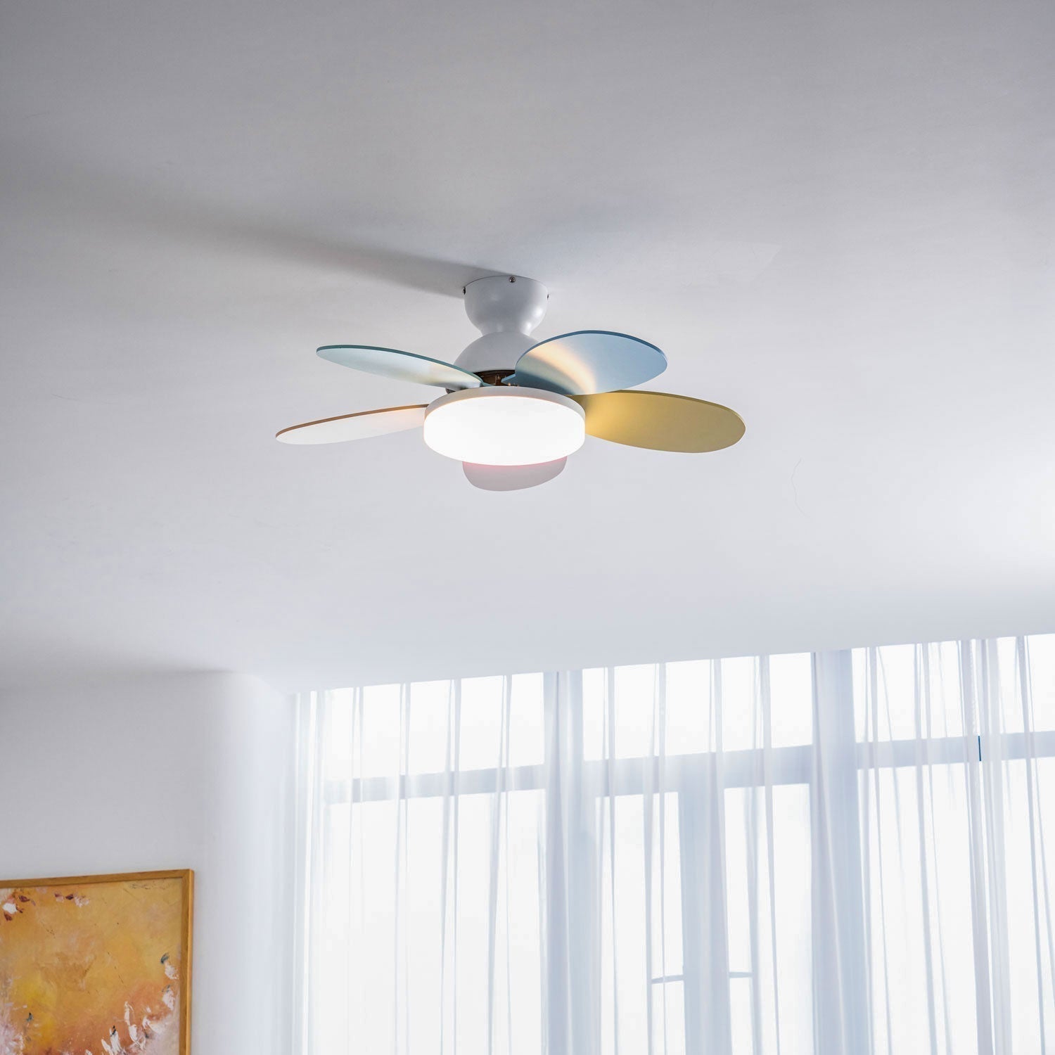 Liora Plafondventilator met Verlichting en Gekleurde Glazen Bladeren voor Kinderkamer – Moderne Ceiling Fan met LED en Afstandsbediening – Verstelbare Snelheid Plafondventilator met Licht in Meerdere Kleurvarianten | Sansoti