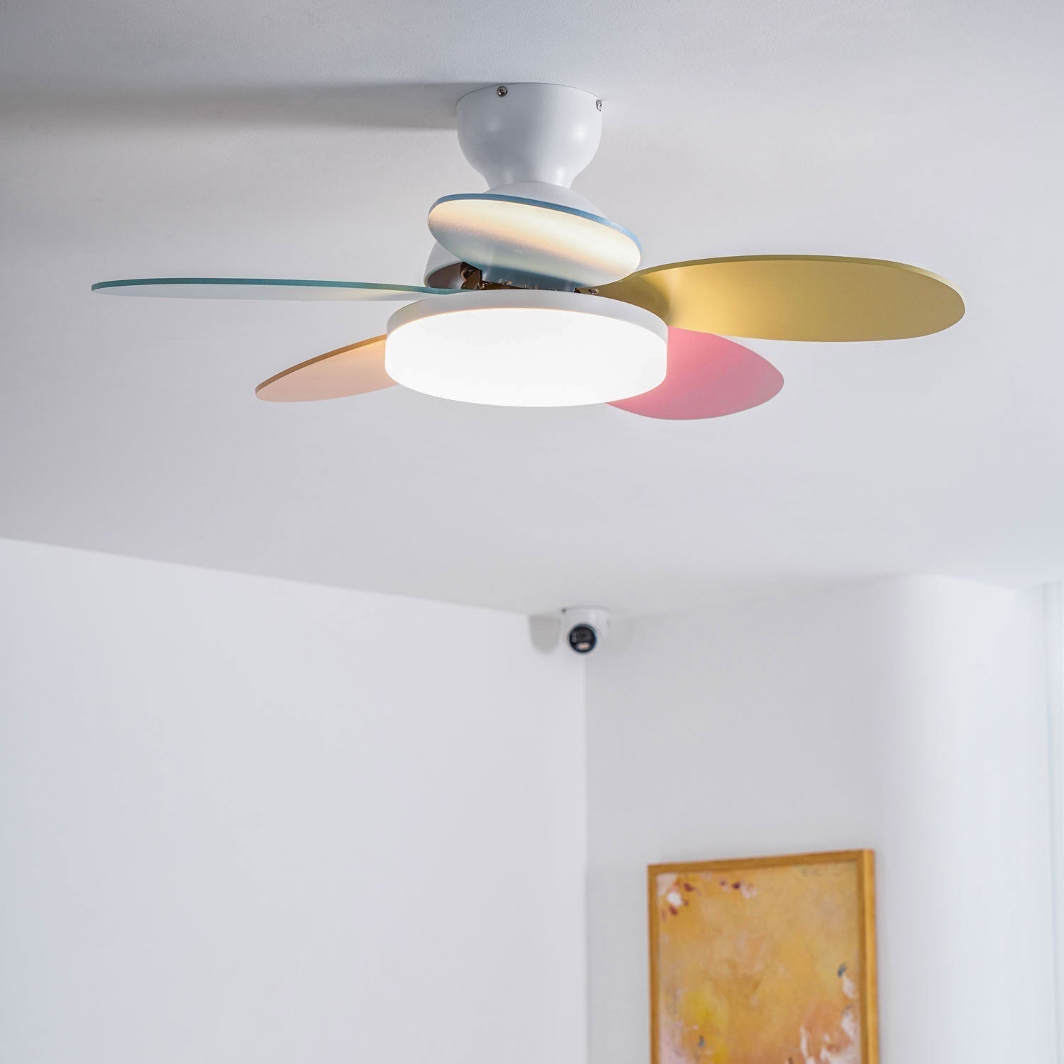 Liora Plafondventilator met Verlichting en Gekleurde Glazen Bladeren voor Kinderkamer – Moderne Ceiling Fan met LED en Afstandsbediening – Verstelbare Snelheid Plafondventilator met Licht in Meerdere Kleurvarianten | Sansoti
