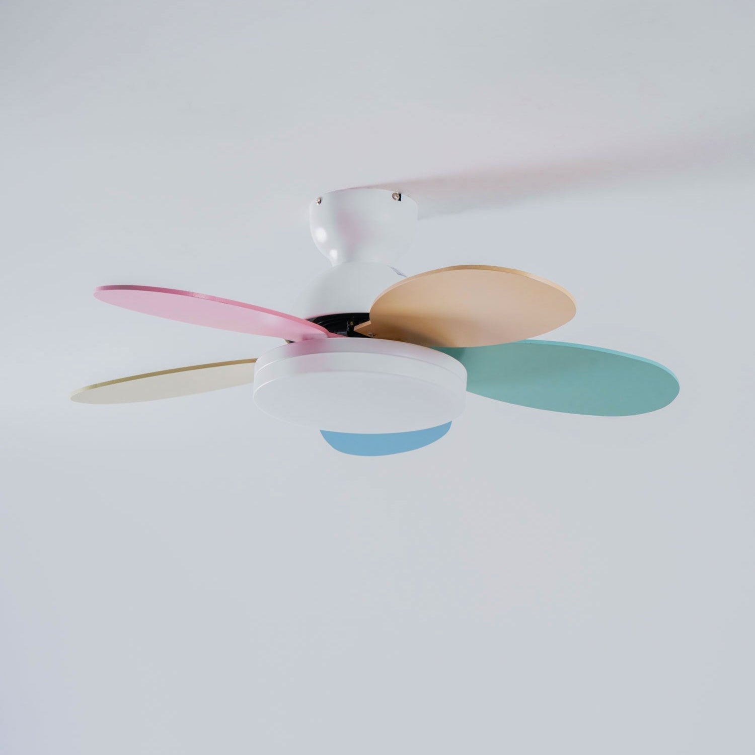 Liora Plafondventilator met Verlichting en Gekleurde Glazen Bladeren voor Kinderkamer – Moderne Ceiling Fan met LED en Afstandsbediening – Verstelbare Snelheid Plafondventilator met Licht in Meerdere Kleurvarianten | Sansoti