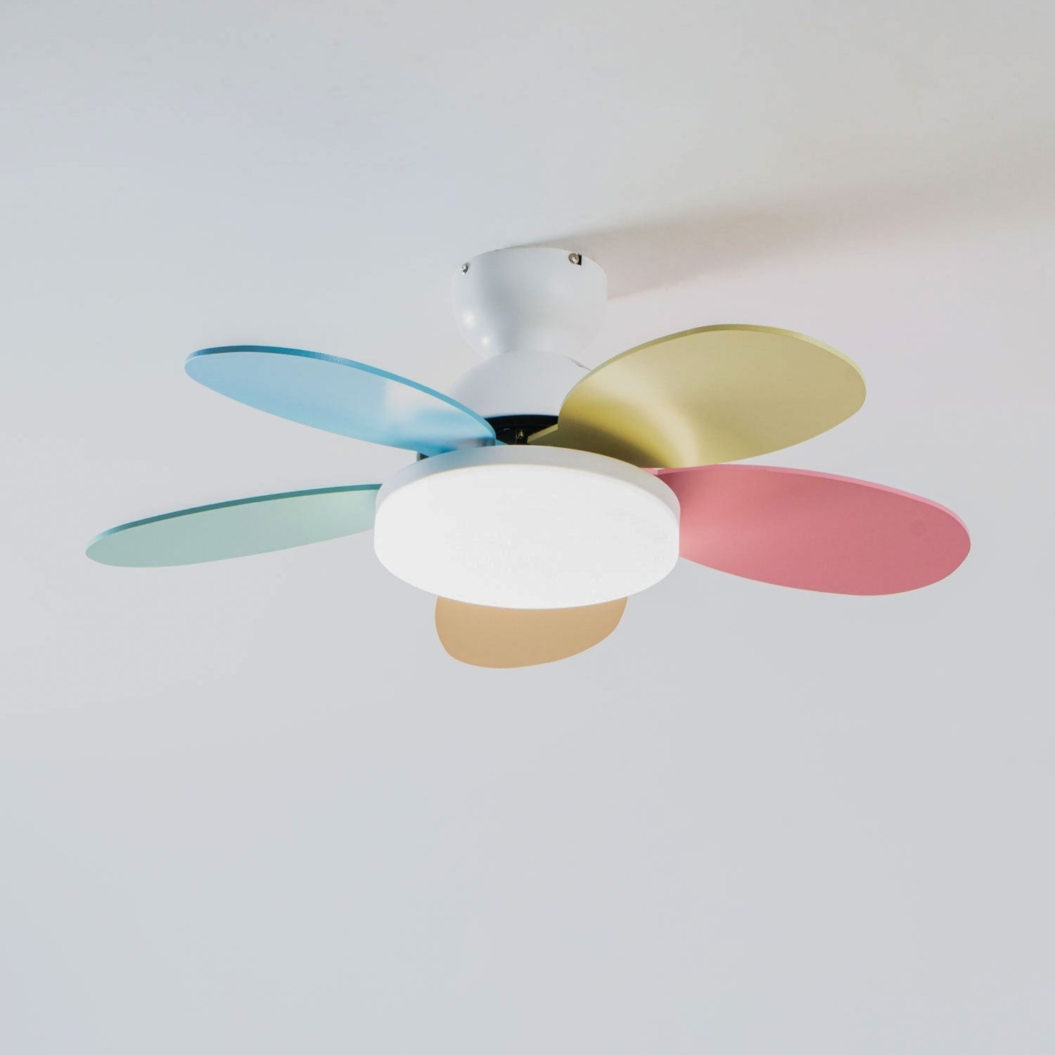 Liora Plafondventilator met Verlichting en Gekleurde Glazen Bladeren voor Kinderkamer – Moderne Ceiling Fan met LED en Afstandsbediening – Verstelbare Snelheid Plafondventilator met Licht in Meerdere Kleurvarianten | Sansoti
