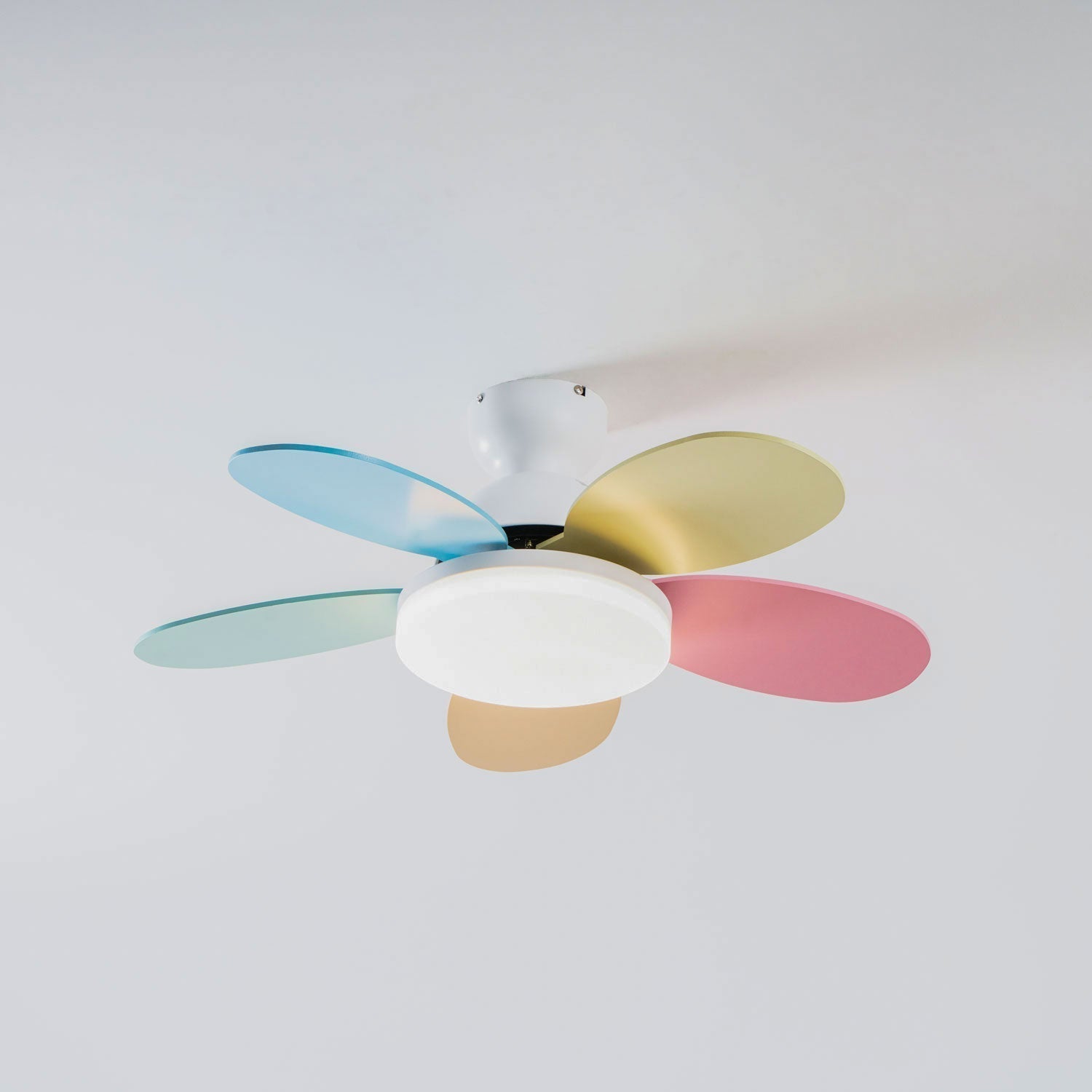 Liora Plafondventilator met Verlichting en Gekleurde Glazen Bladeren voor Kinderkamer – Moderne Ceiling Fan met LED en Afstandsbediening – Verstelbare Snelheid Plafondventilator met Licht in Meerdere Kleurvarianten | Sansoti