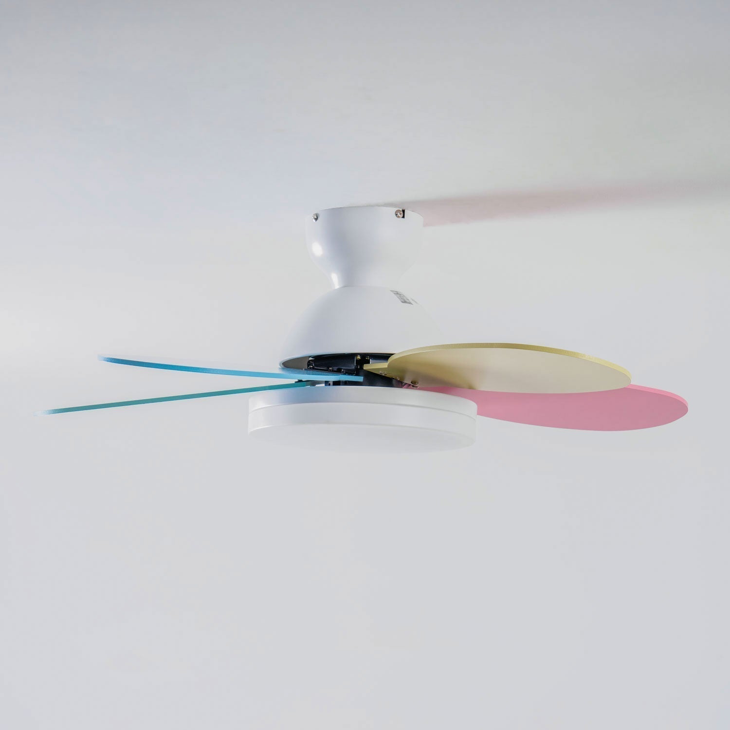 Liora Plafondventilator met Verlichting en Gekleurde Glazen Bladeren voor Kinderkamer – Moderne Ceiling Fan met LED en Afstandsbediening – Verstelbare Snelheid Plafondventilator met Licht in Meerdere Kleurvarianten | Sansoti