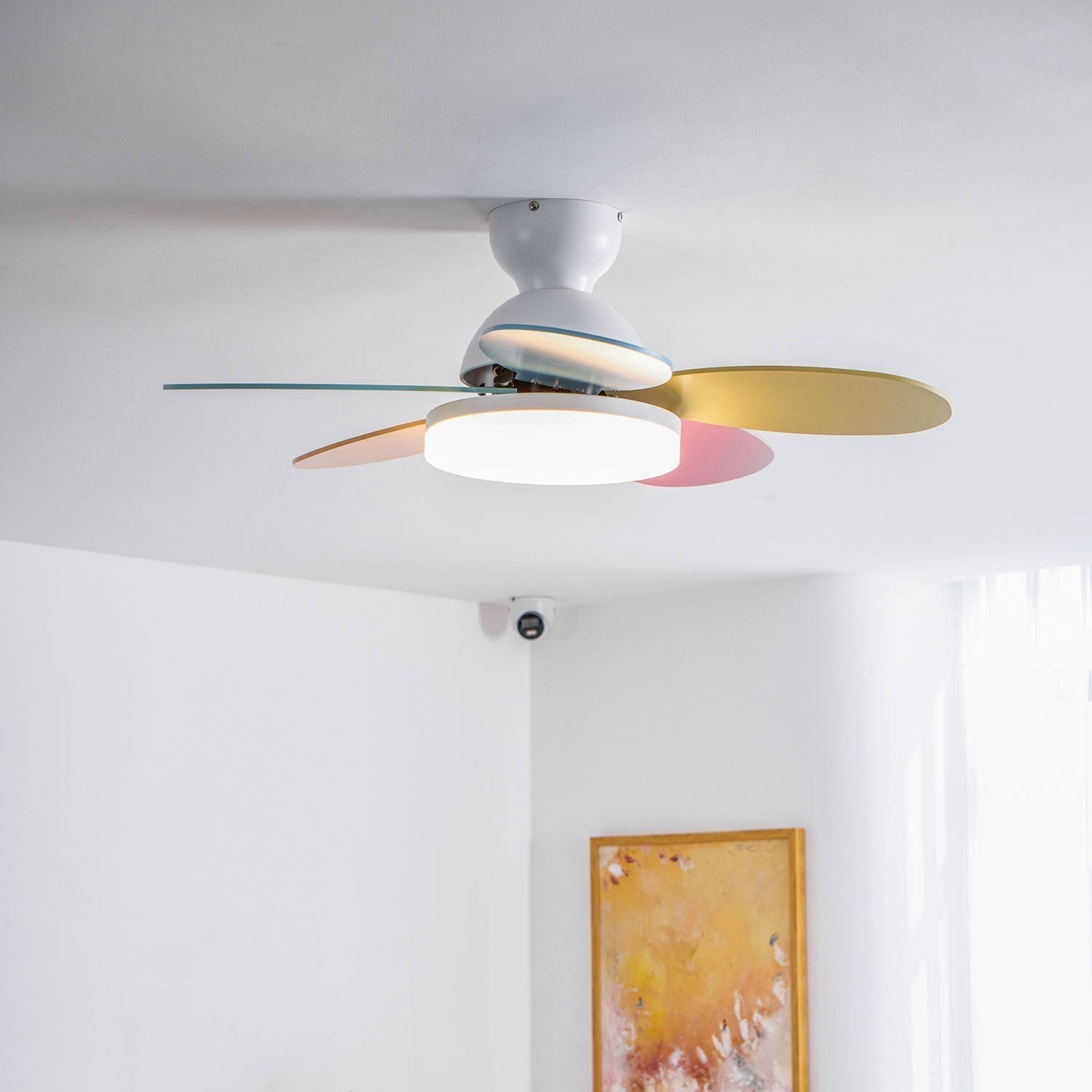 Liora Plafondventilator met Verlichting en Gekleurde Glazen Bladeren voor Kinderkamer – Moderne Ceiling Fan met LED en Afstandsbediening – Verstelbare Snelheid Plafondventilator met Licht in Meerdere Kleurvarianten | Sansoti