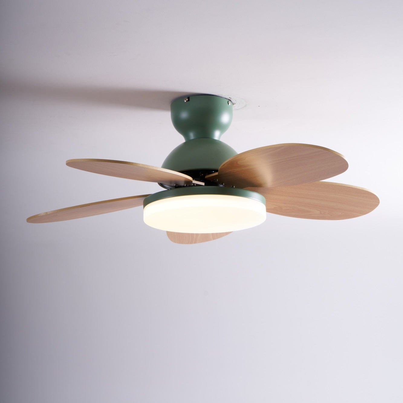 Liora Plafondventilator met Verlichting en Gekleurde Glazen Bladeren voor Kinderkamer – Moderne Ceiling Fan met LED en Afstandsbediening – Verstelbare Snelheid Plafondventilator met Licht in Meerdere Kleurvarianten | Sansoti