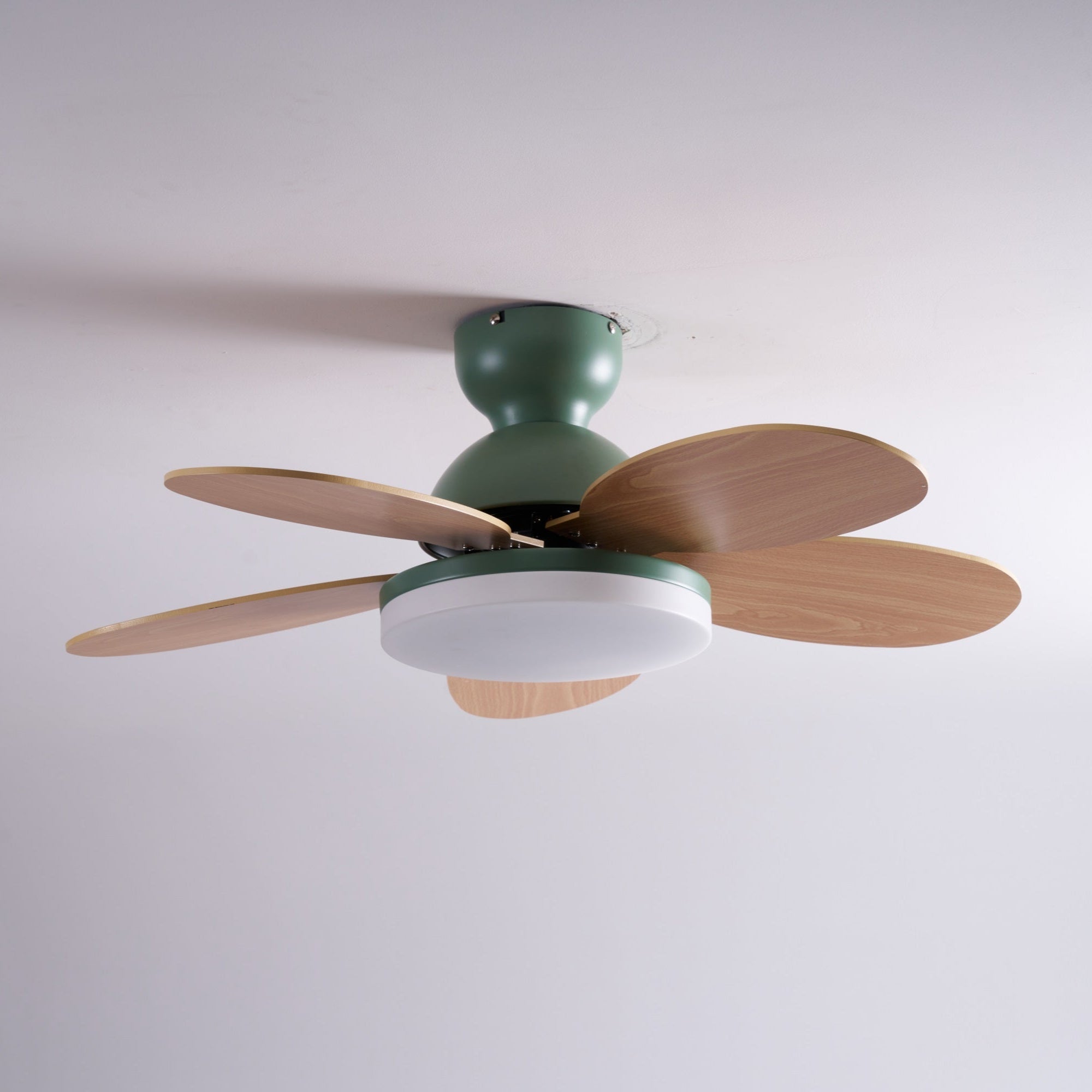 Liora Plafondventilator met Verlichting en Gekleurde Glazen Bladeren voor Kinderkamer – Moderne Ceiling Fan met LED en Afstandsbediening – Verstelbare Snelheid Plafondventilator met Licht in Meerdere Kleurvarianten | Sansoti