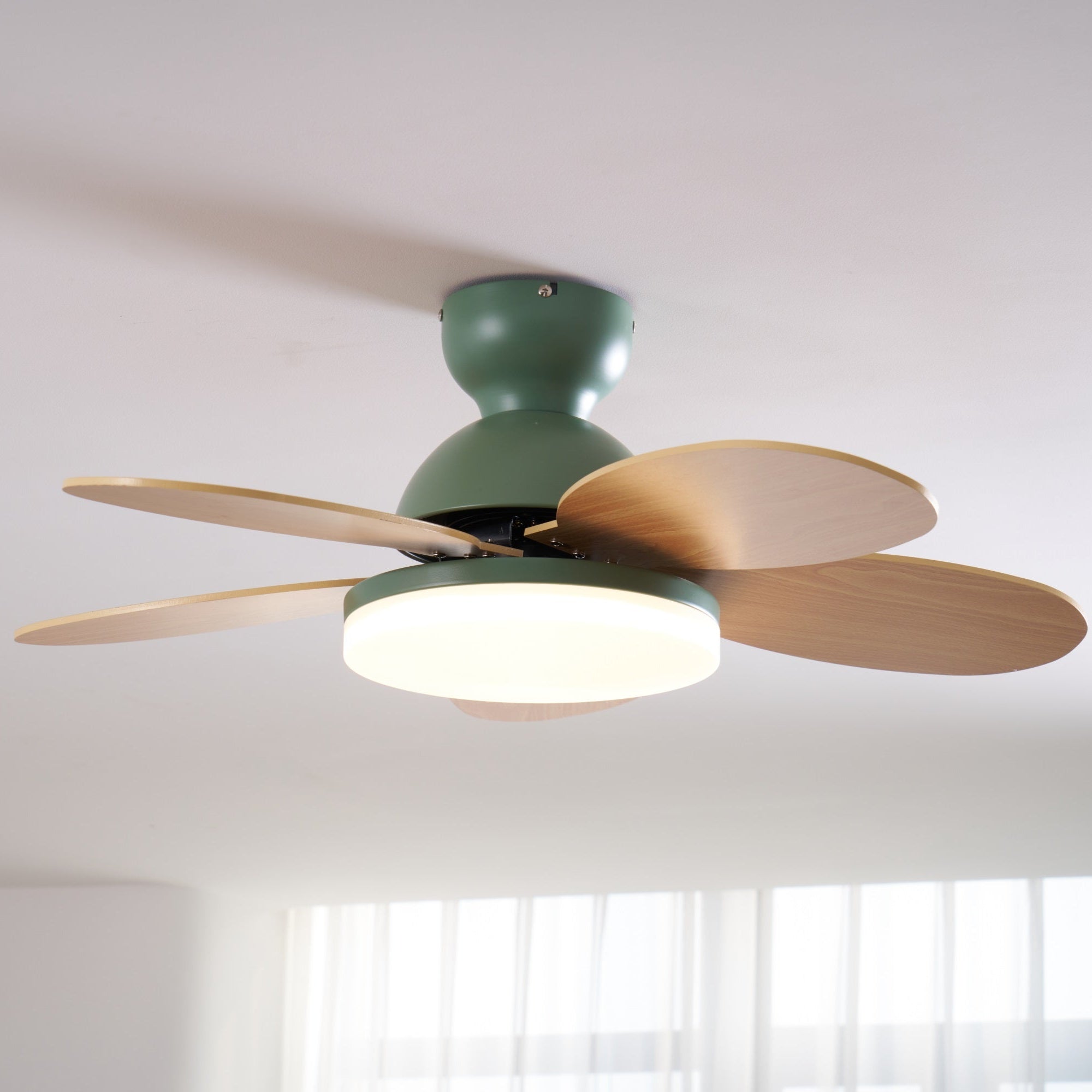 Liora Plafondventilator met Verlichting en Gekleurde Glazen Bladeren voor Kinderkamer – Moderne Ceiling Fan met LED en Afstandsbediening – Verstelbare Snelheid Plafondventilator met Licht in Meerdere Kleurvarianten | Sansoti