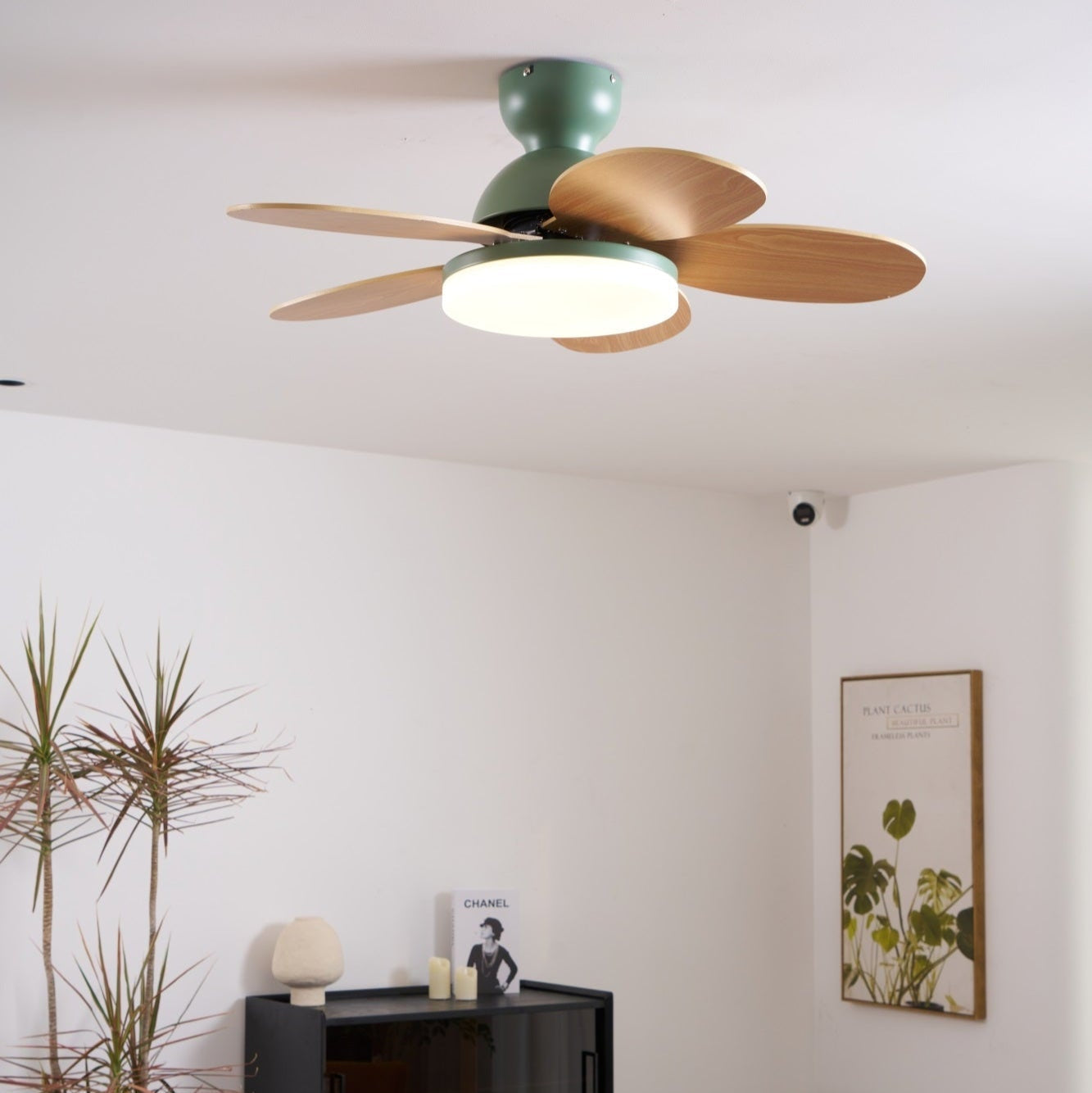 Liora Plafondventilator met Verlichting en Gekleurde Glazen Bladeren voor Kinderkamer – Moderne Ceiling Fan met LED en Afstandsbediening – Verstelbare Snelheid Plafondventilator met Licht in Meerdere Kleurvarianten | Sansoti