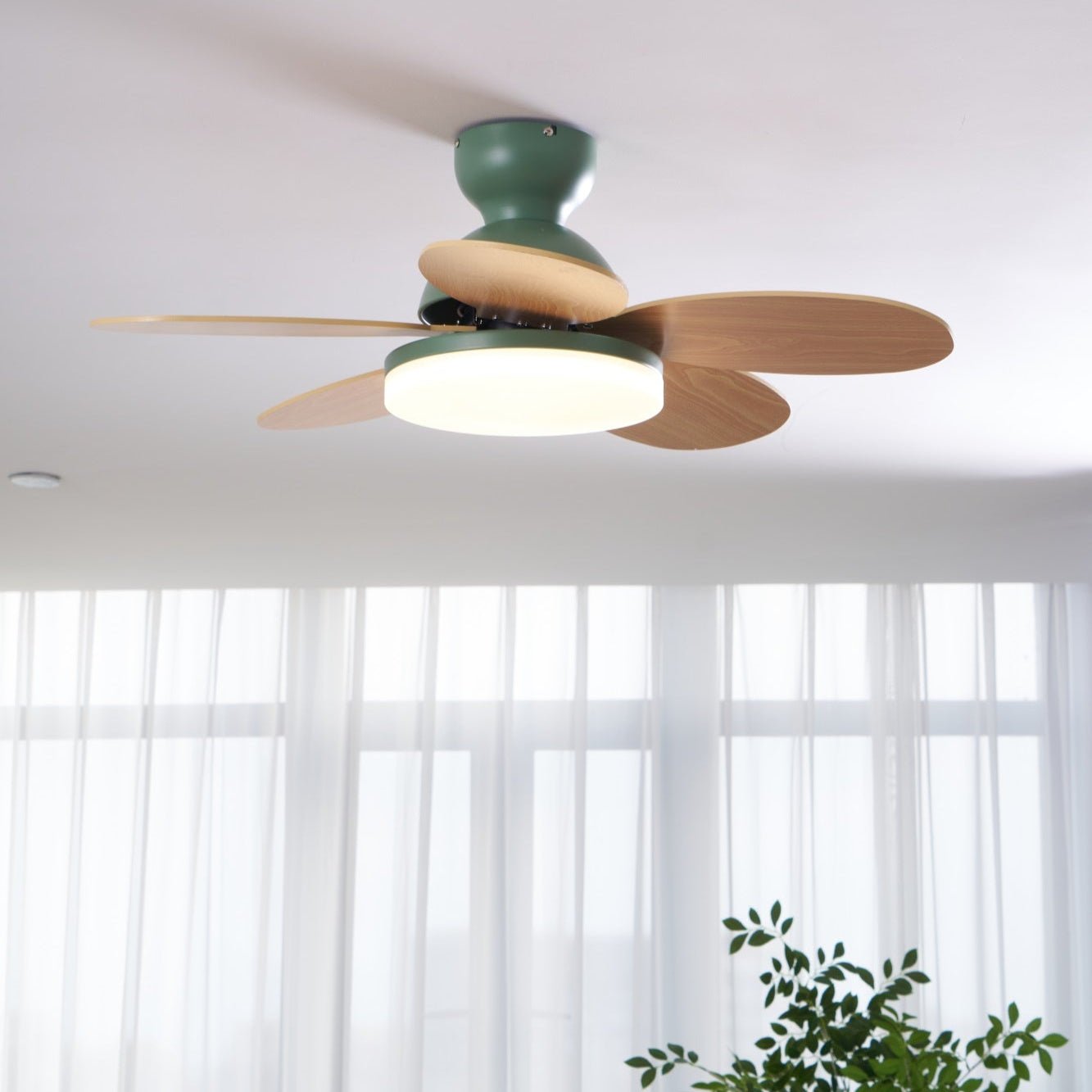 Liora Plafondventilator met Verlichting en Gekleurde Glazen Bladeren voor Kinderkamer – Moderne Ceiling Fan met LED en Afstandsbediening – Verstelbare Snelheid Plafondventilator met Licht in Meerdere Kleurvarianten | Sansoti