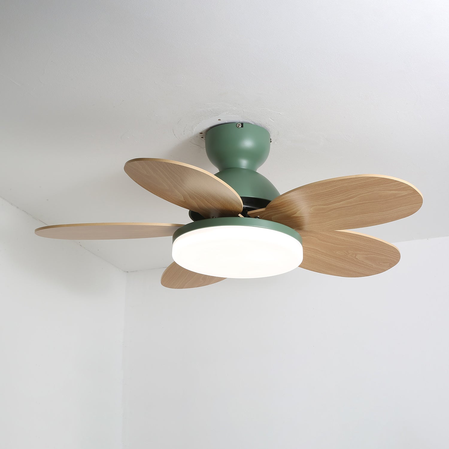 Liora Plafondventilator met Verlichting en Gekleurde Glazen Bladeren voor Kinderkamer – Moderne Ceiling Fan met LED en Afstandsbediening – Verstelbare Snelheid Plafondventilator met Licht in Meerdere Kleurvarianten | Sansoti