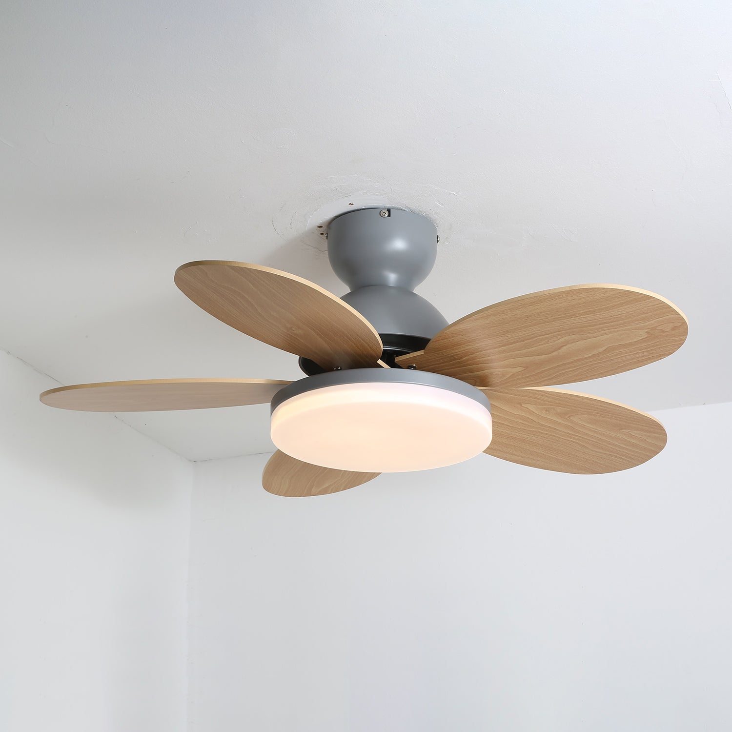 Liora Plafondventilator met Verlichting en Gekleurde Glazen Bladeren voor Kinderkamer – Moderne Ceiling Fan met LED en Afstandsbediening – Verstelbare Snelheid Plafondventilator met Licht in Meerdere Kleurvarianten | Sansoti