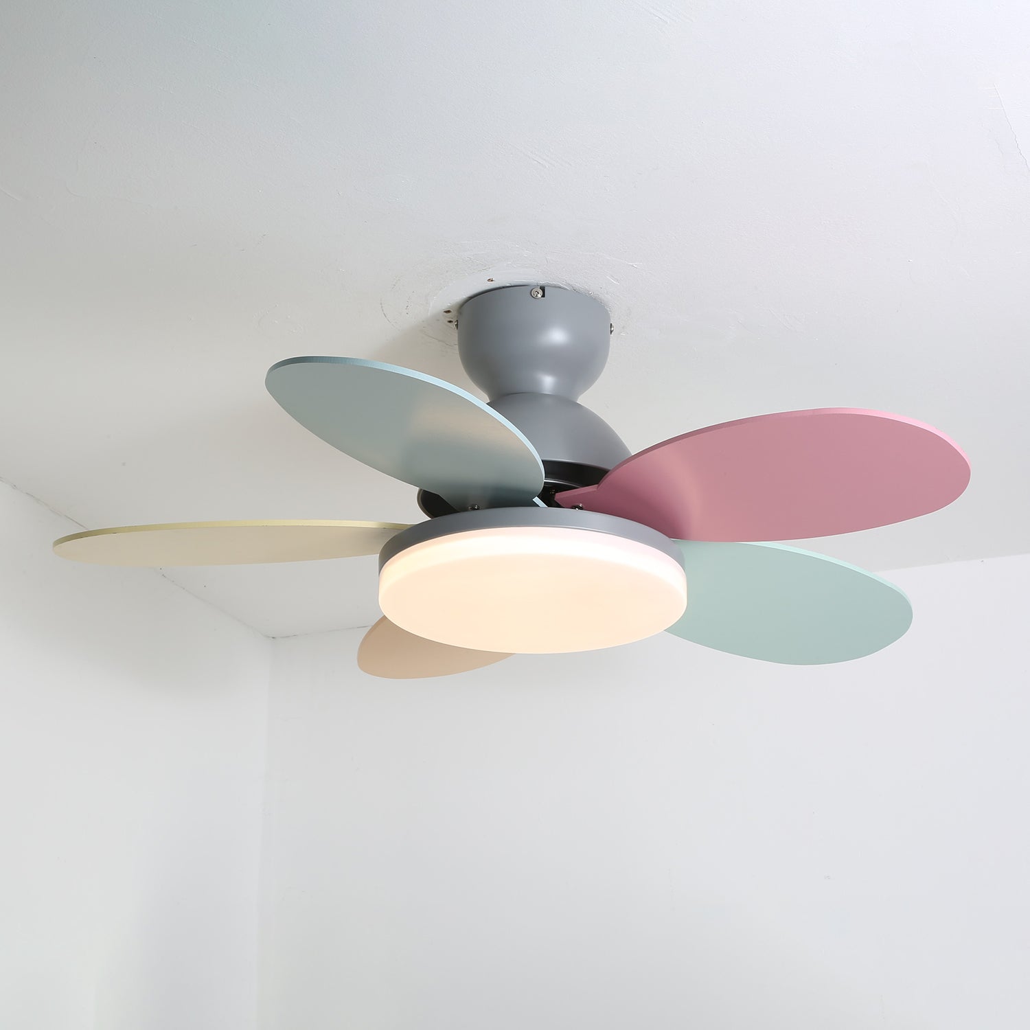 Liora Plafondventilator met Verlichting en Gekleurde Glazen Bladeren voor Kinderkamer – Moderne Ceiling Fan met LED en Afstandsbediening – Verstelbare Snelheid Plafondventilator met Licht in Meerdere Kleurvarianten | Sansoti