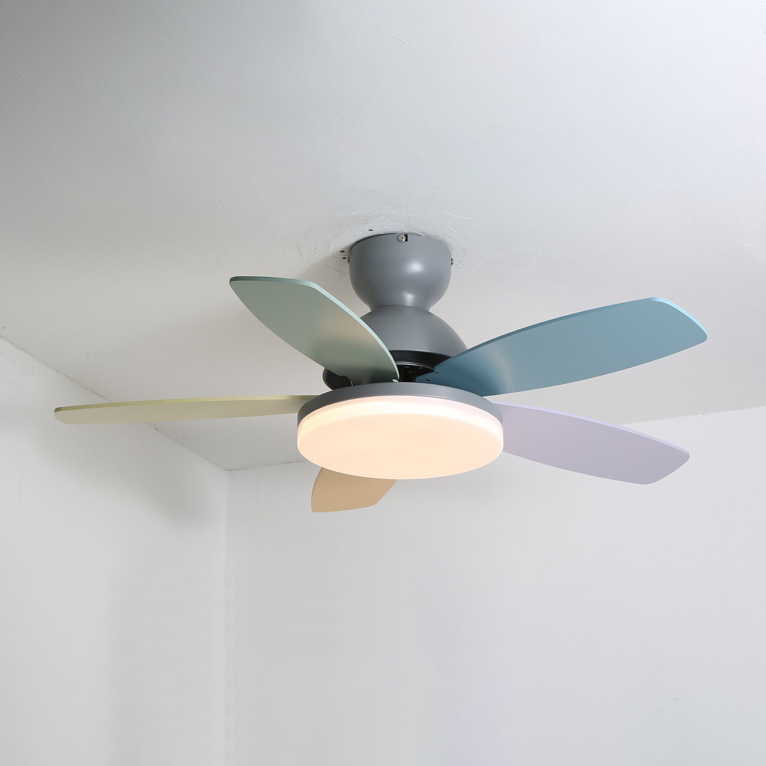 Liora Plafondventilator met Verlichting en Gekleurde Glazen Bladeren voor Kinderkamer – Moderne Ceiling Fan met LED en Afstandsbediening – Verstelbare Snelheid Plafondventilator met Licht in Meerdere Kleurvarianten | Sansoti