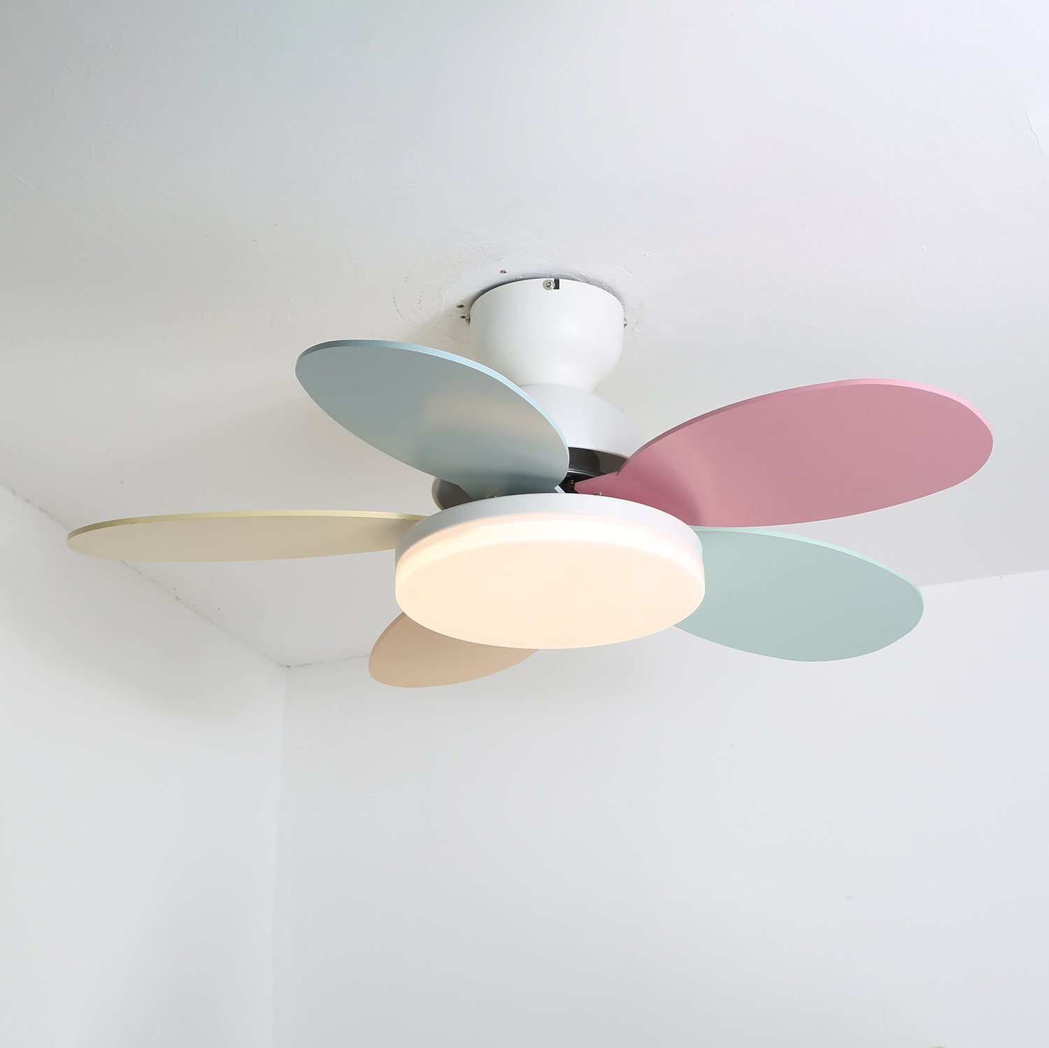 Liora Plafondventilator met Verlichting en Gekleurde Glazen Bladeren voor Kinderkamer – Moderne Ceiling Fan met LED en Afstandsbediening – Verstelbare Snelheid Plafondventilator met Licht in Meerdere Kleurvarianten | Sansoti