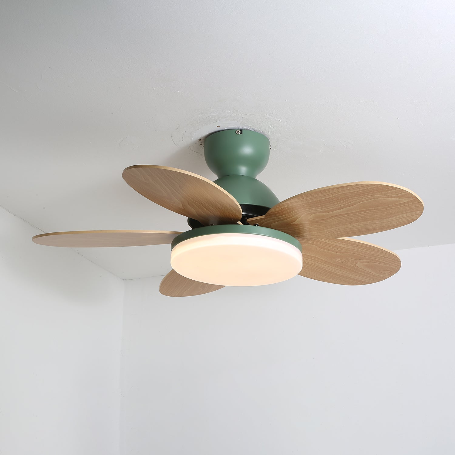 Liora Plafondventilator met Verlichting en Gekleurde Glazen Bladeren voor Kinderkamer – Moderne Ceiling Fan met LED en Afstandsbediening – Verstelbare Snelheid Plafondventilator met Licht in Meerdere Kleurvarianten | Sansoti