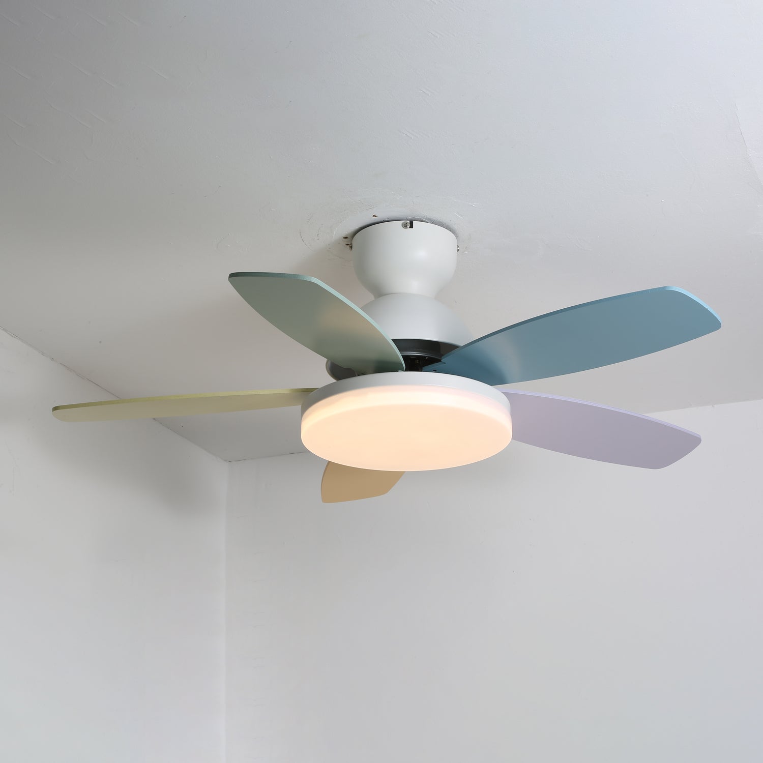 Liora Plafondventilator met Verlichting en Gekleurde Glazen Bladeren voor Kinderkamer – Moderne Ceiling Fan met LED en Afstandsbediening – Verstelbare Snelheid Plafondventilator met Licht in Meerdere Kleurvarianten | Sansoti