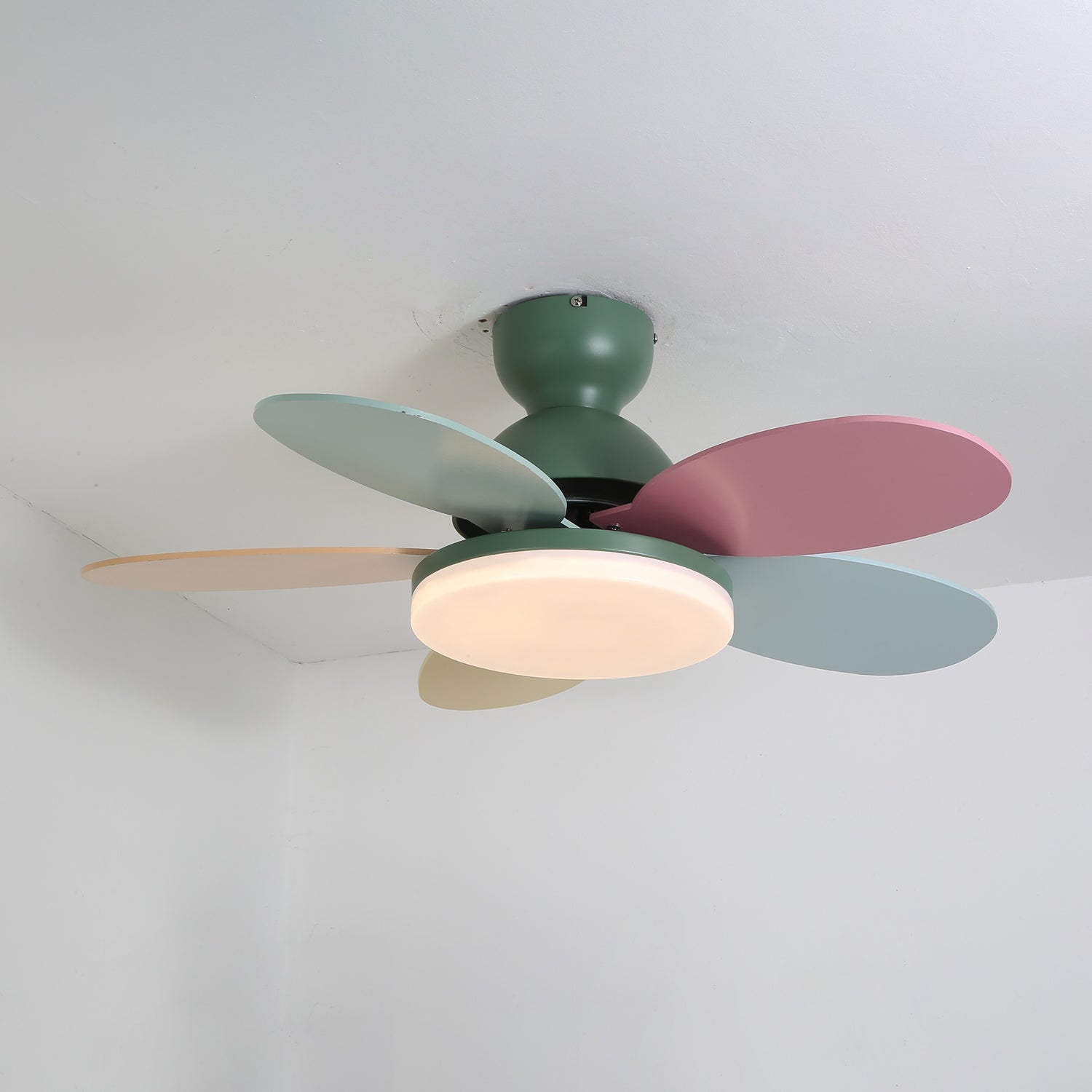 Liora Plafondventilator met Verlichting en Gekleurde Glazen Bladeren voor Kinderkamer – Moderne Ceiling Fan met LED en Afstandsbediening – Verstelbare Snelheid Plafondventilator met Licht in Meerdere Kleurvarianten | Sansoti