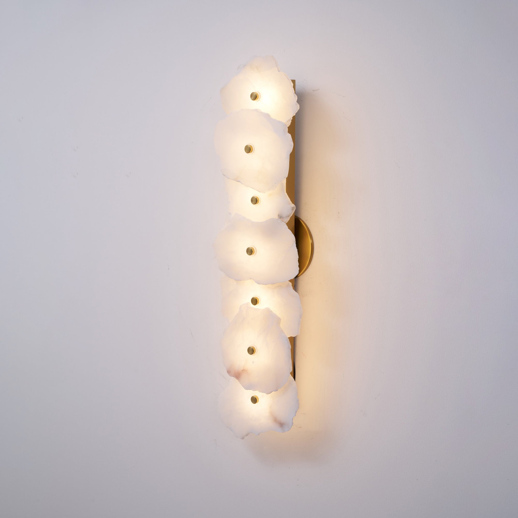 Alabasten Wandlamp — Echte Natuursteen met Gouden Armatuur — 1/3/5/7/9 Lichtpunten | Sansoti