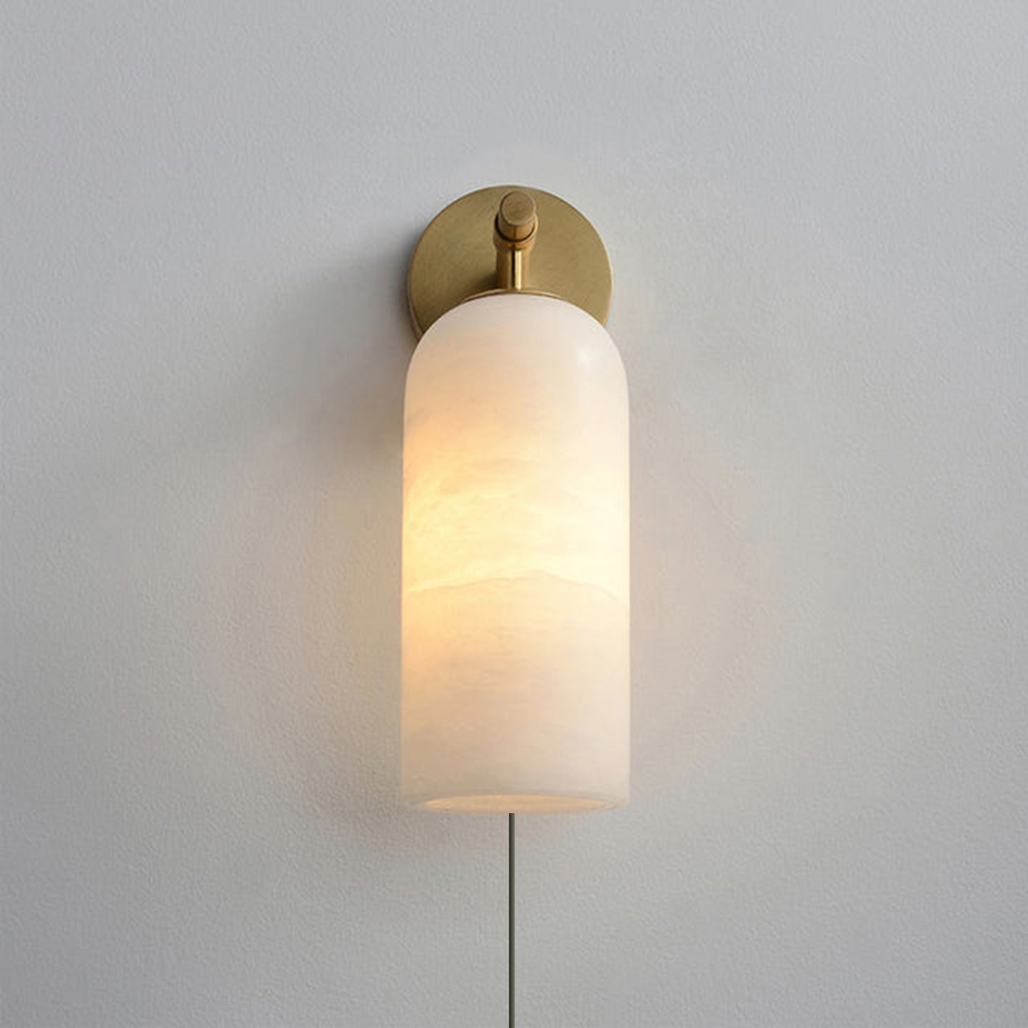 Luxe Alabaster Wandlamp Met Cilindervormige Kap In Brons Of Goud Voor Sfeervolle Binnenverlichting | Sansoti