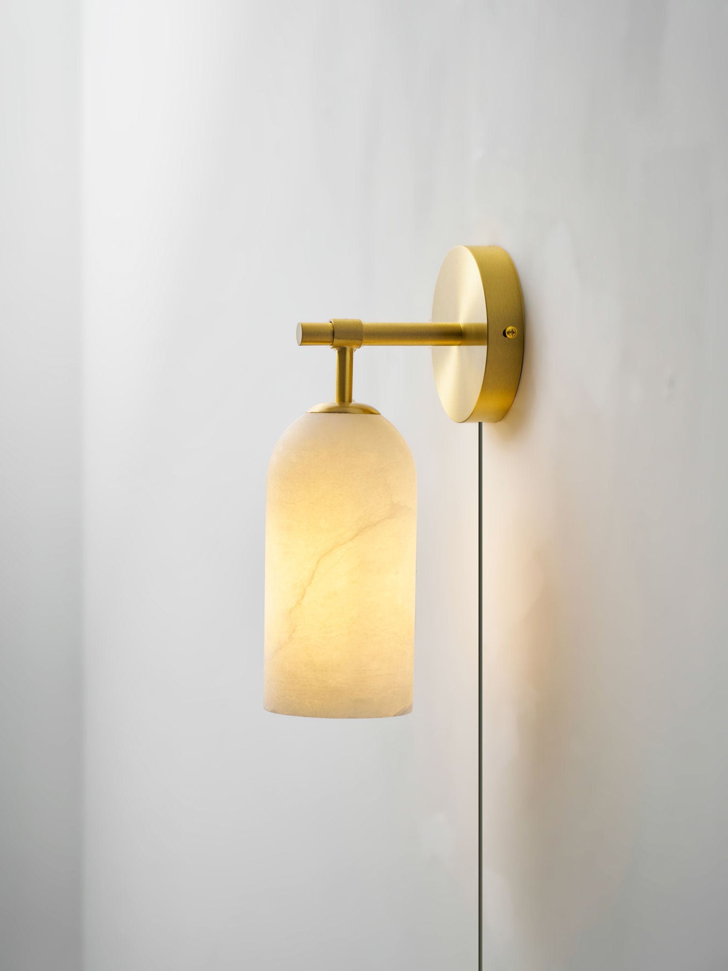Luxe Alabaster Wandlamp Met Cilindervormige Kap In Brons Of Goud Voor Sfeervolle Binnenverlichting | Sansoti