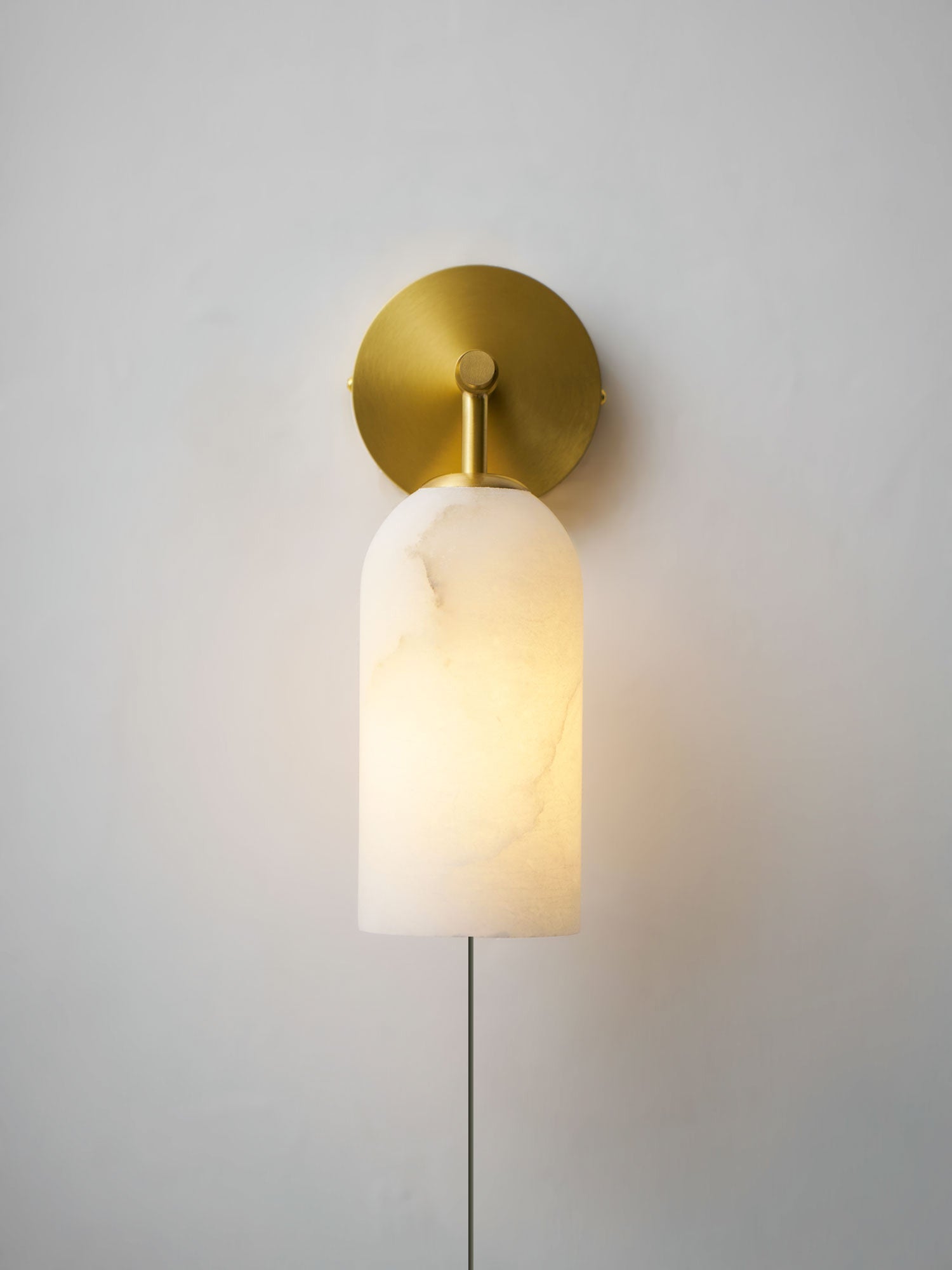 Luxe Alabaster Wandlamp Met Cilindervormige Kap In Brons Of Goud Voor Sfeervolle Binnenverlichting | Sansoti