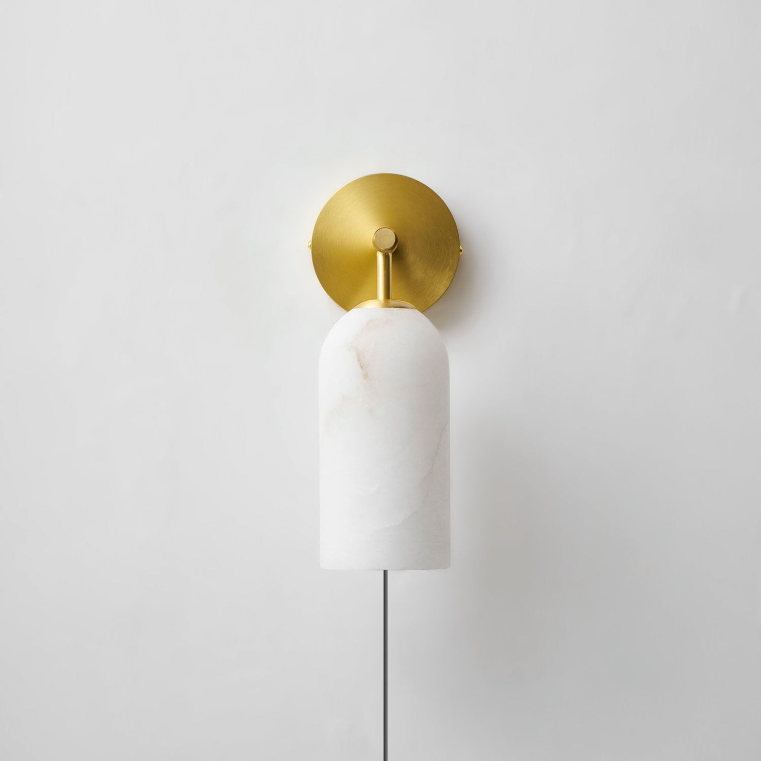 Luxe Alabaster Wandlamp Met Cilindervormige Kap In Brons Of Goud Voor Sfeervolle Binnenverlichting | Sansoti