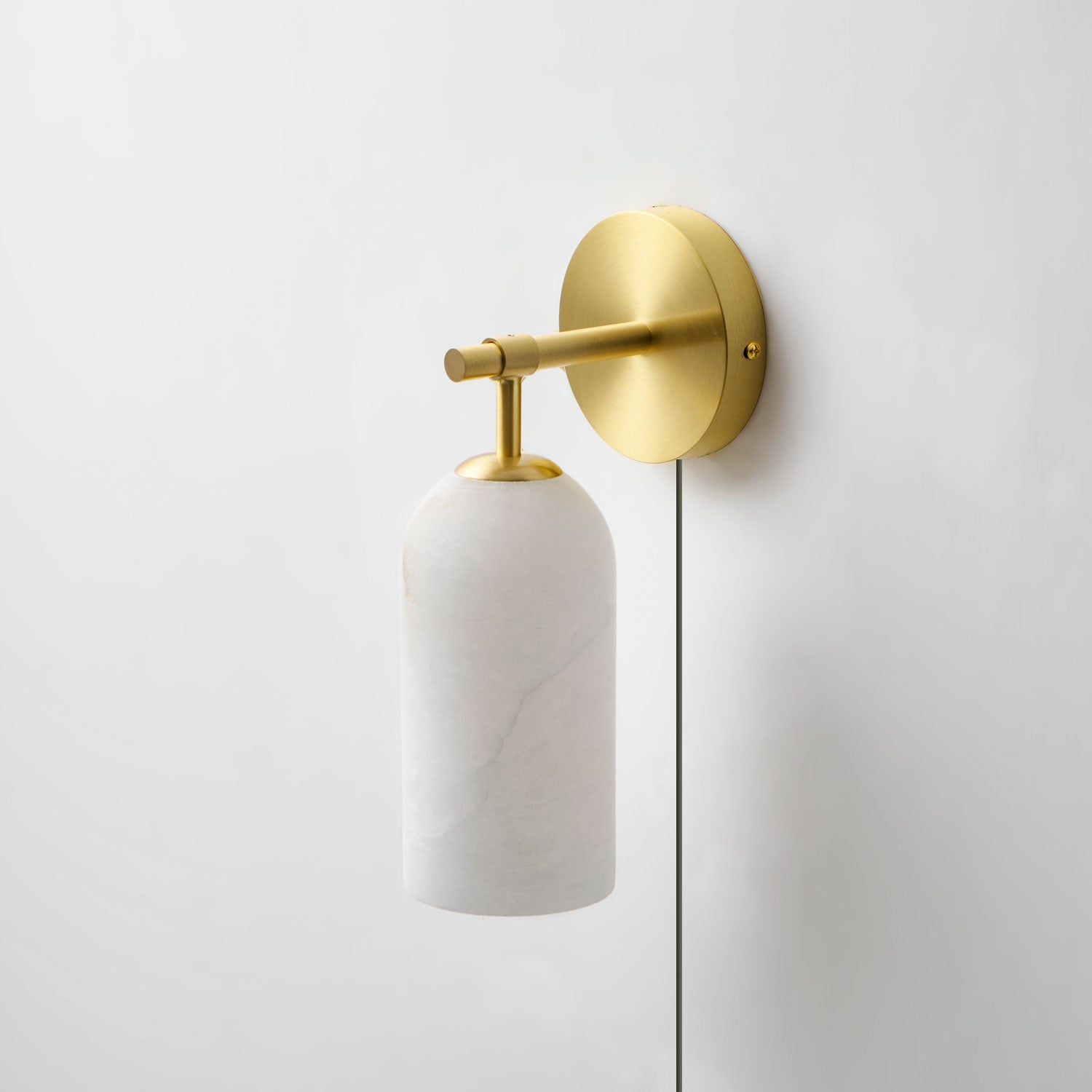 Luxe Alabaster Wandlamp Met Cilindervormige Kap In Brons Of Goud Voor Sfeervolle Binnenverlichting | Sansoti