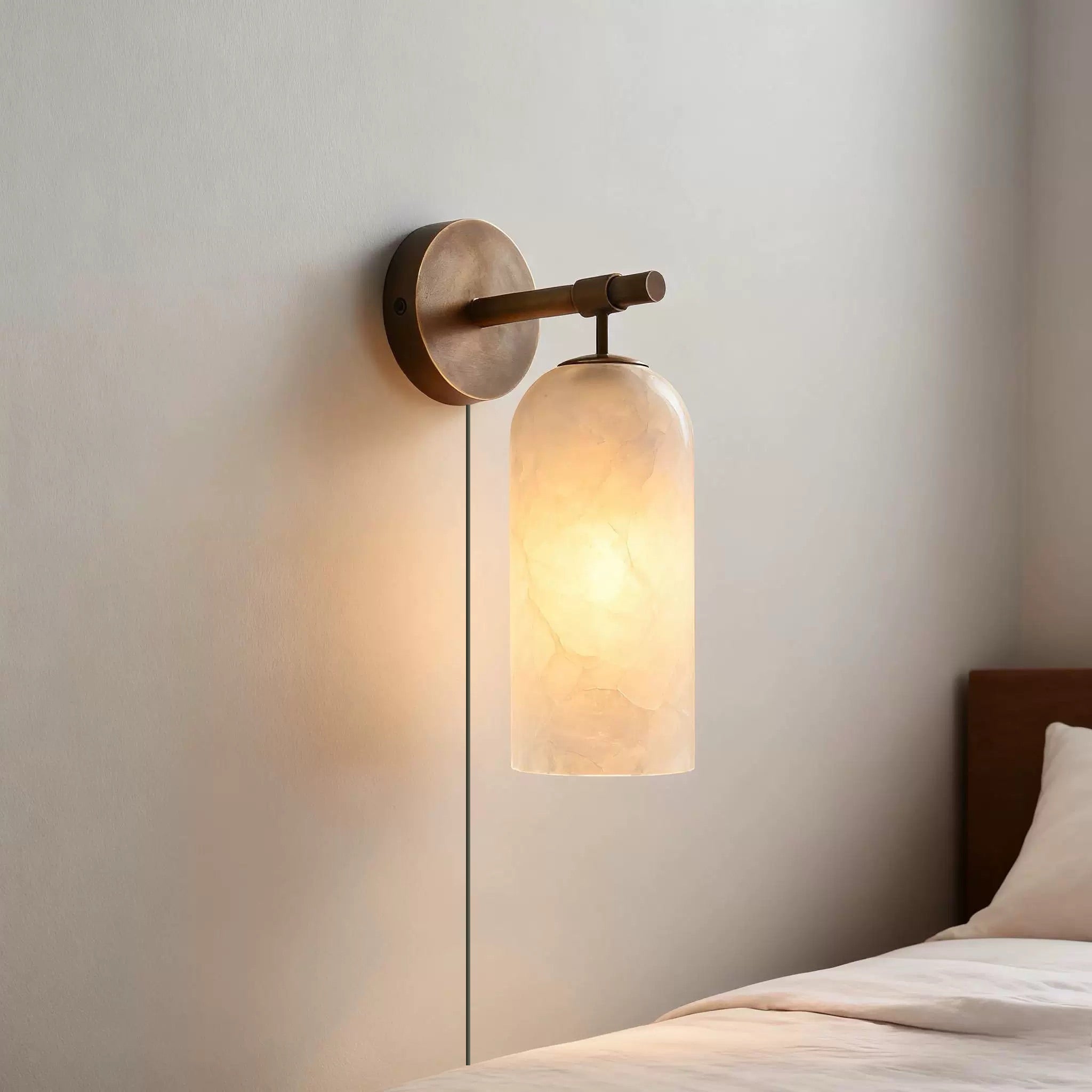 Luxe Alabaster Wandlamp Met Cilindervormige Kap In Brons Of Goud Voor Sfeervolle Binnenverlichting | Sansoti