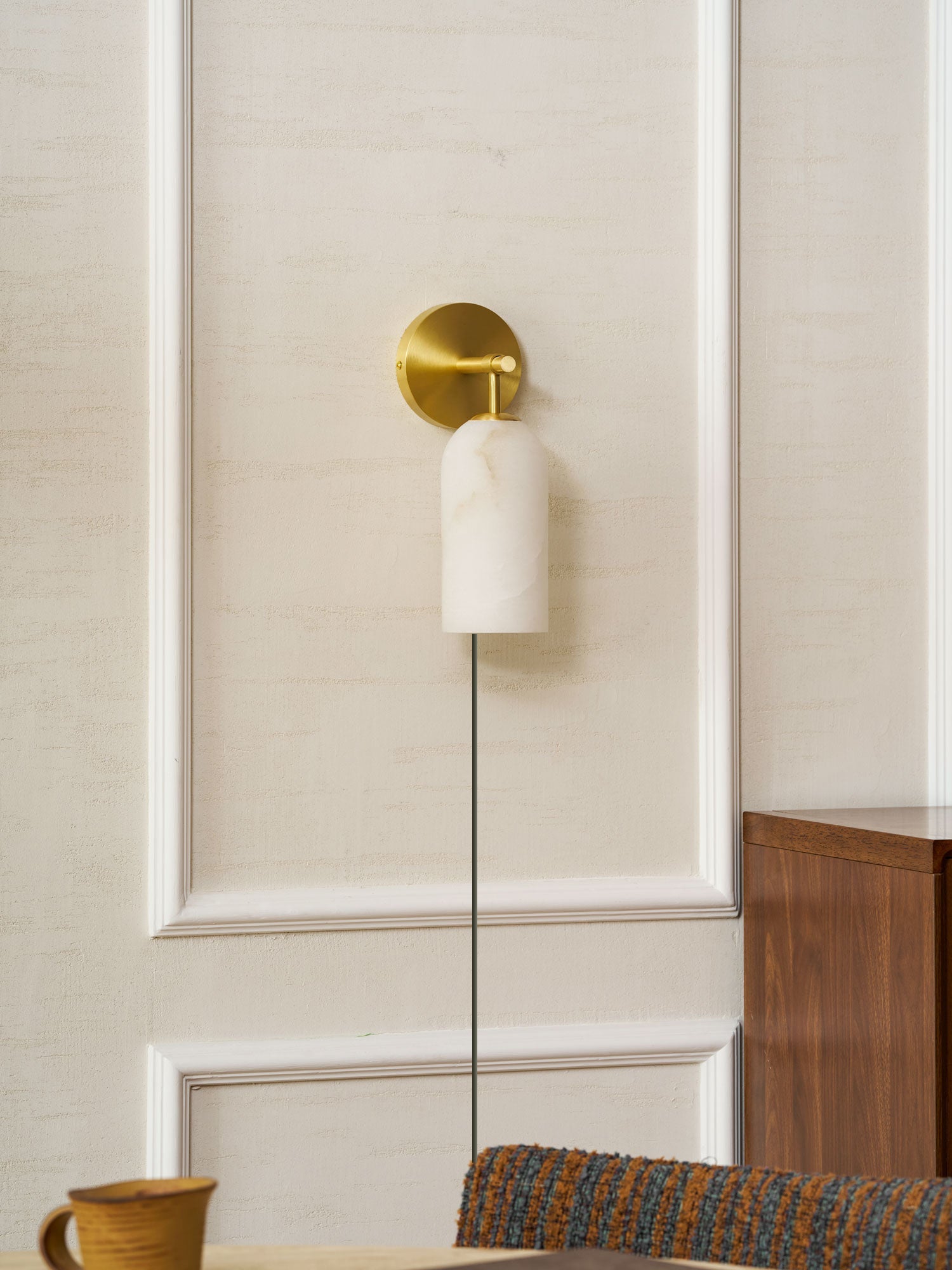Luxe Alabaster Wandlamp Met Cilindervormige Kap In Brons Of Goud Voor Sfeervolle Binnenverlichting | Sansoti