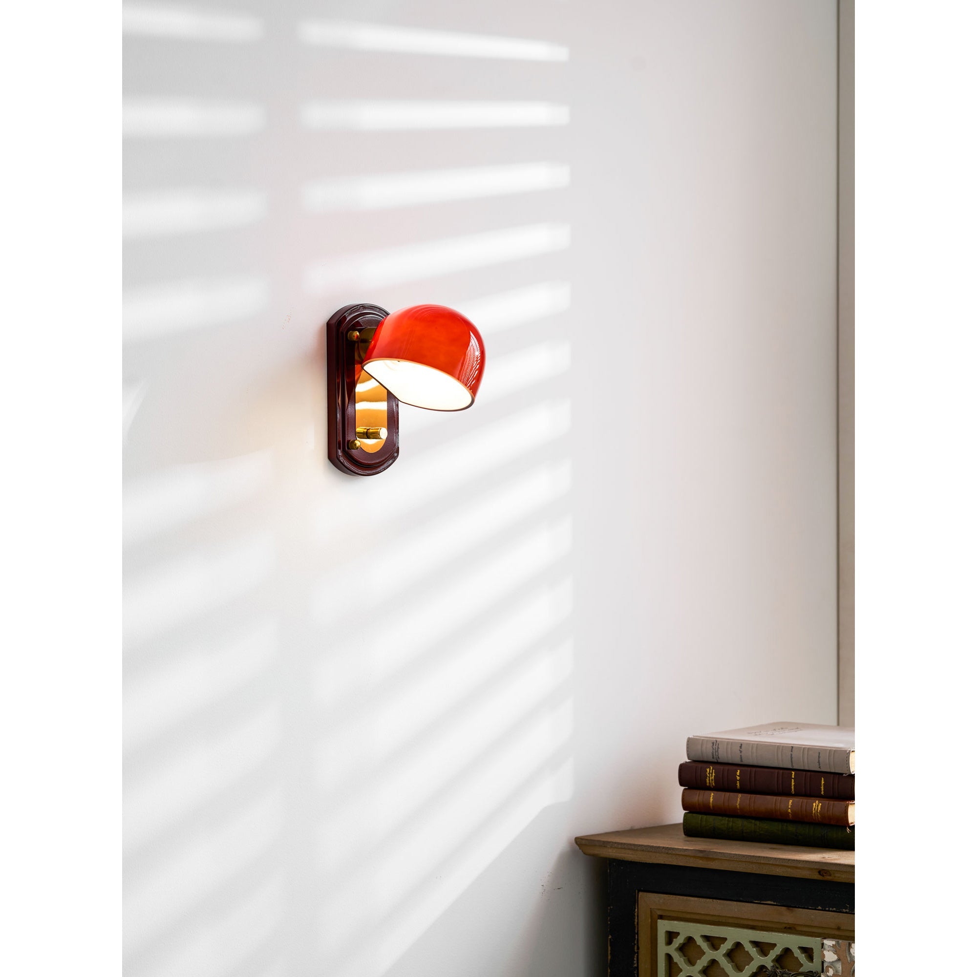 Vintage Wandlamp met Rode Glazen Kap — Sfeervolle Retro Verlichting voor Woonkamer & Eetkamer | Sansoti